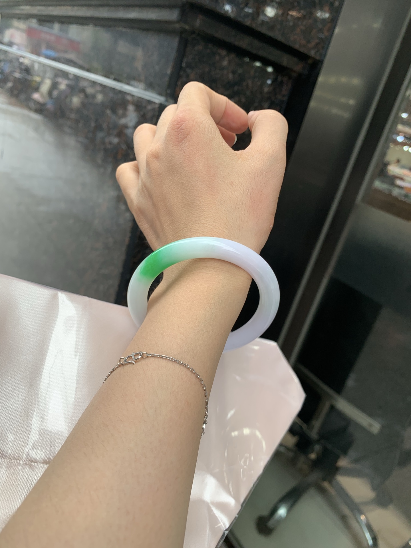 阳绿春彩圆条 54.4-8.8-7.7 0719-N1224 无裂，底妆水润，淡淡粉底凝霜，翠落镯间，底色晕染柔润淡紫罗兰，雾面紫韵含蓄温婉，一抹阳绿花色顺势晕开，阳绿花鲜活明艳，紫绿撞色浑然天成。