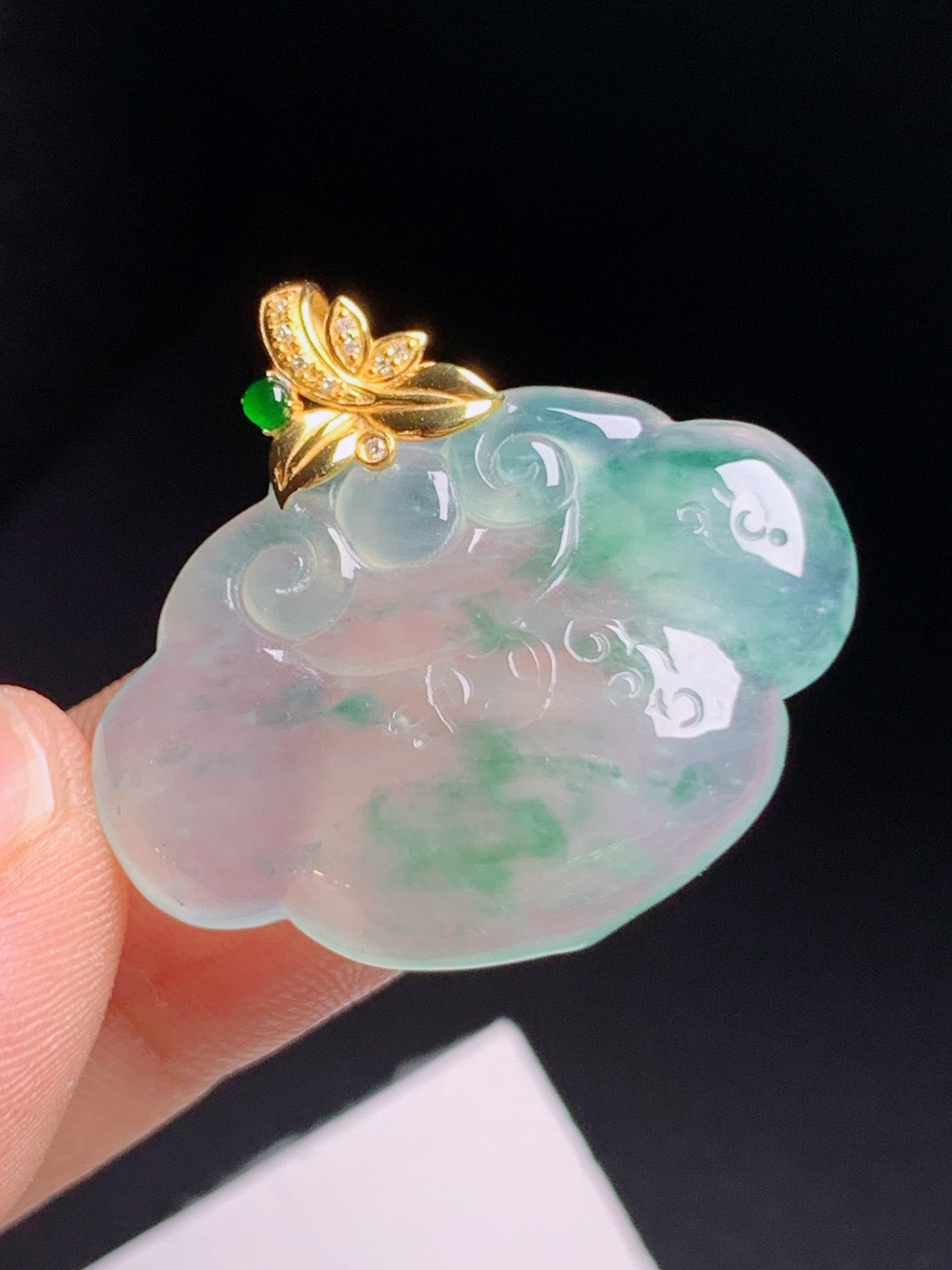 如意锁吊坠，料子灵动起光，精工雕花搭配金镶扣头，精致百搭