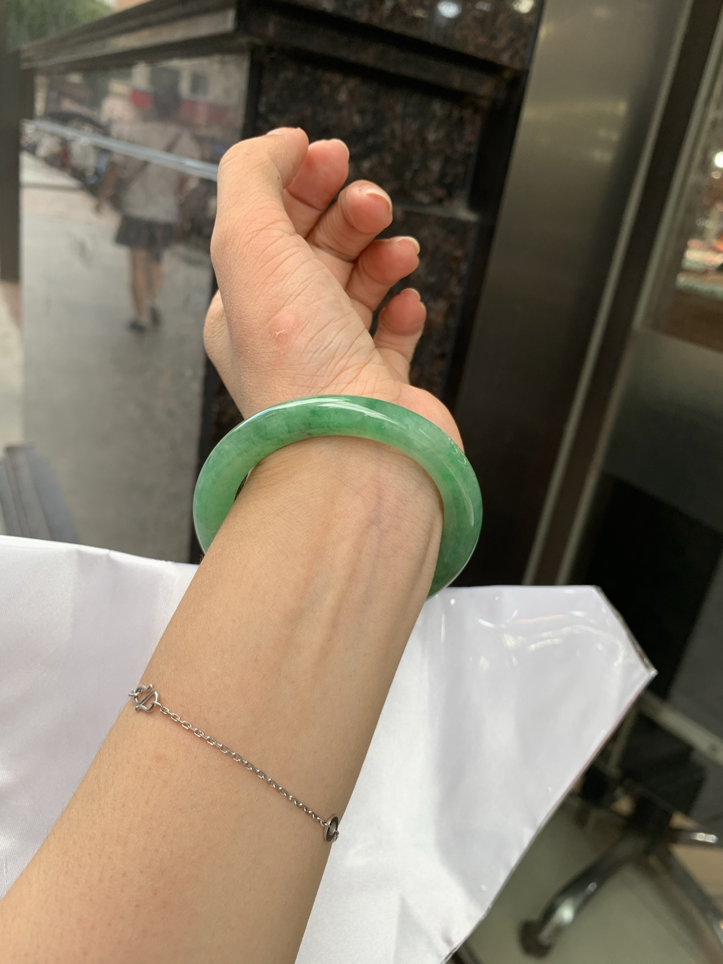 满绿圆条 51.2-8.7-7.6 0719-53-26 打灯细棉纹，底妆水润，满圈果阳绿鲜艳青翠，色泽均匀分布，举手投足之间散发出来的贵气感
