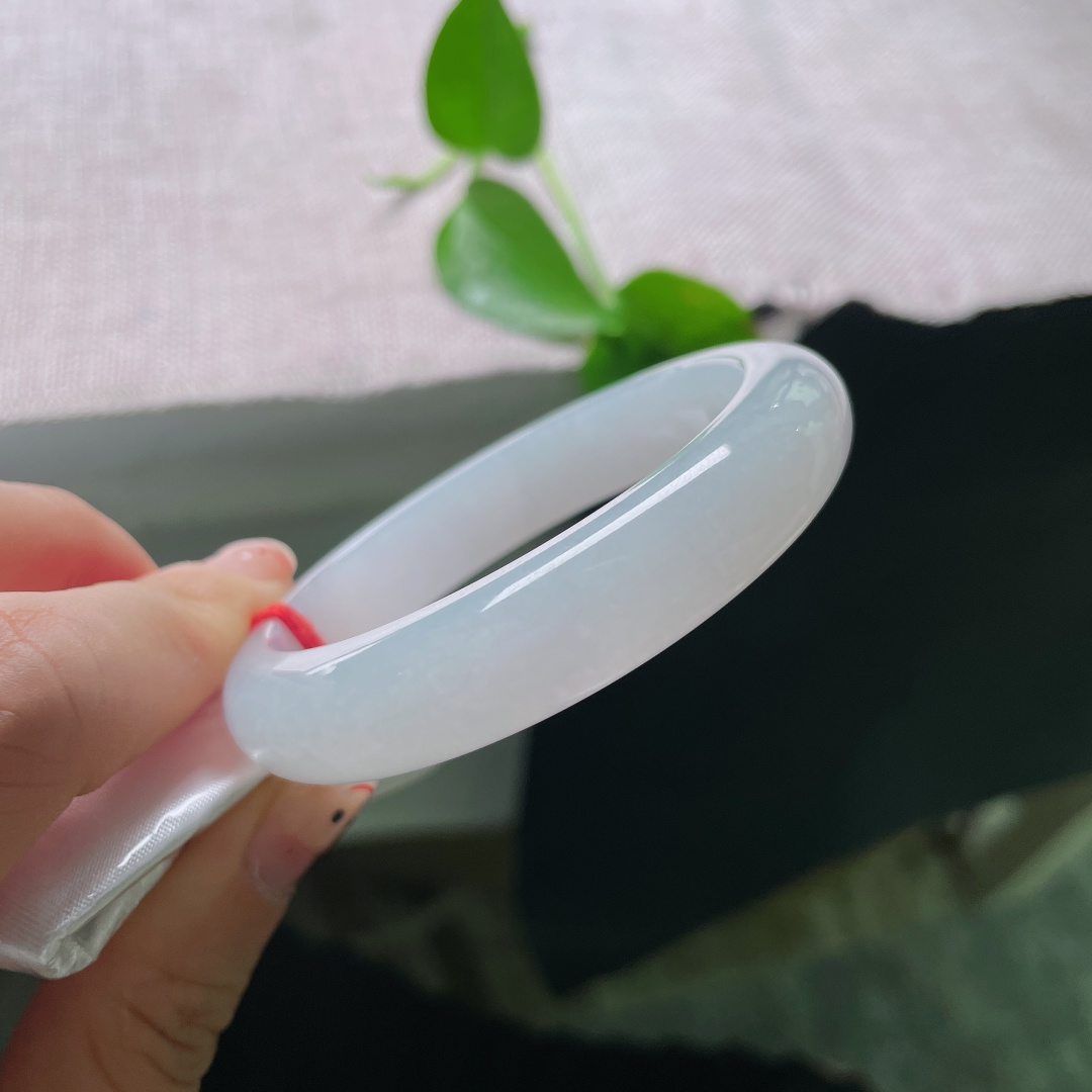 53.5/12.2/8，白月光正圈，是年少时不敢触碰的梦，如今终于安稳地戴在了腕上。有棉线，55928a