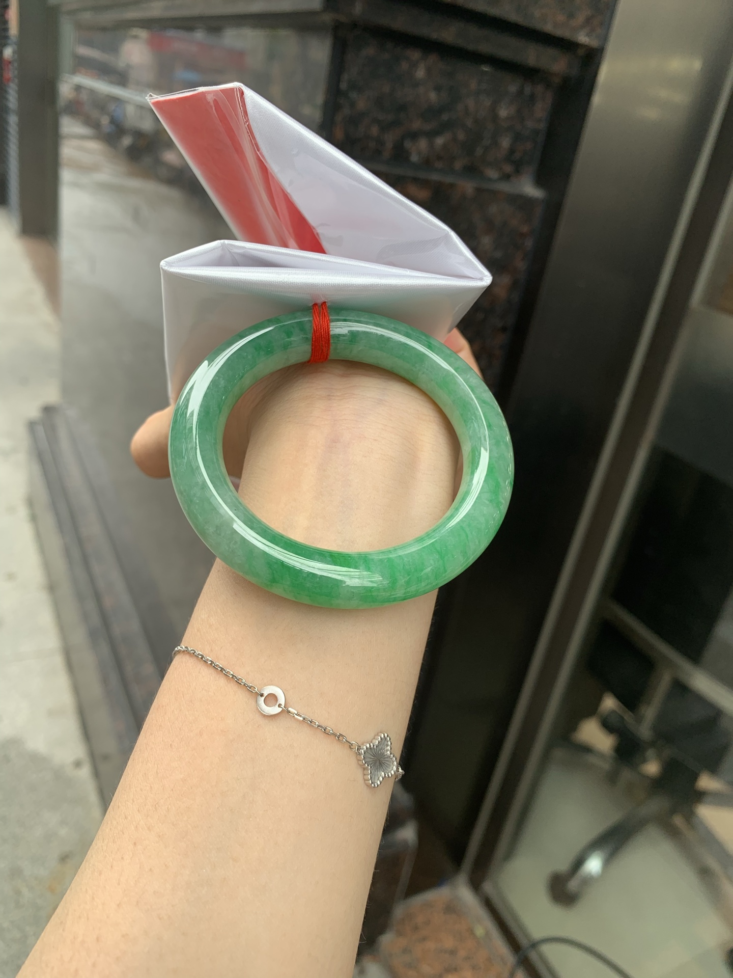 满绿圆条 52.8-10.3-11.3 0719-53-41 打灯细纹，棉线，底妆水润，满圈果阳绿鲜艳青翠，色泽均匀分布，举手投足之间散发出来的贵气感