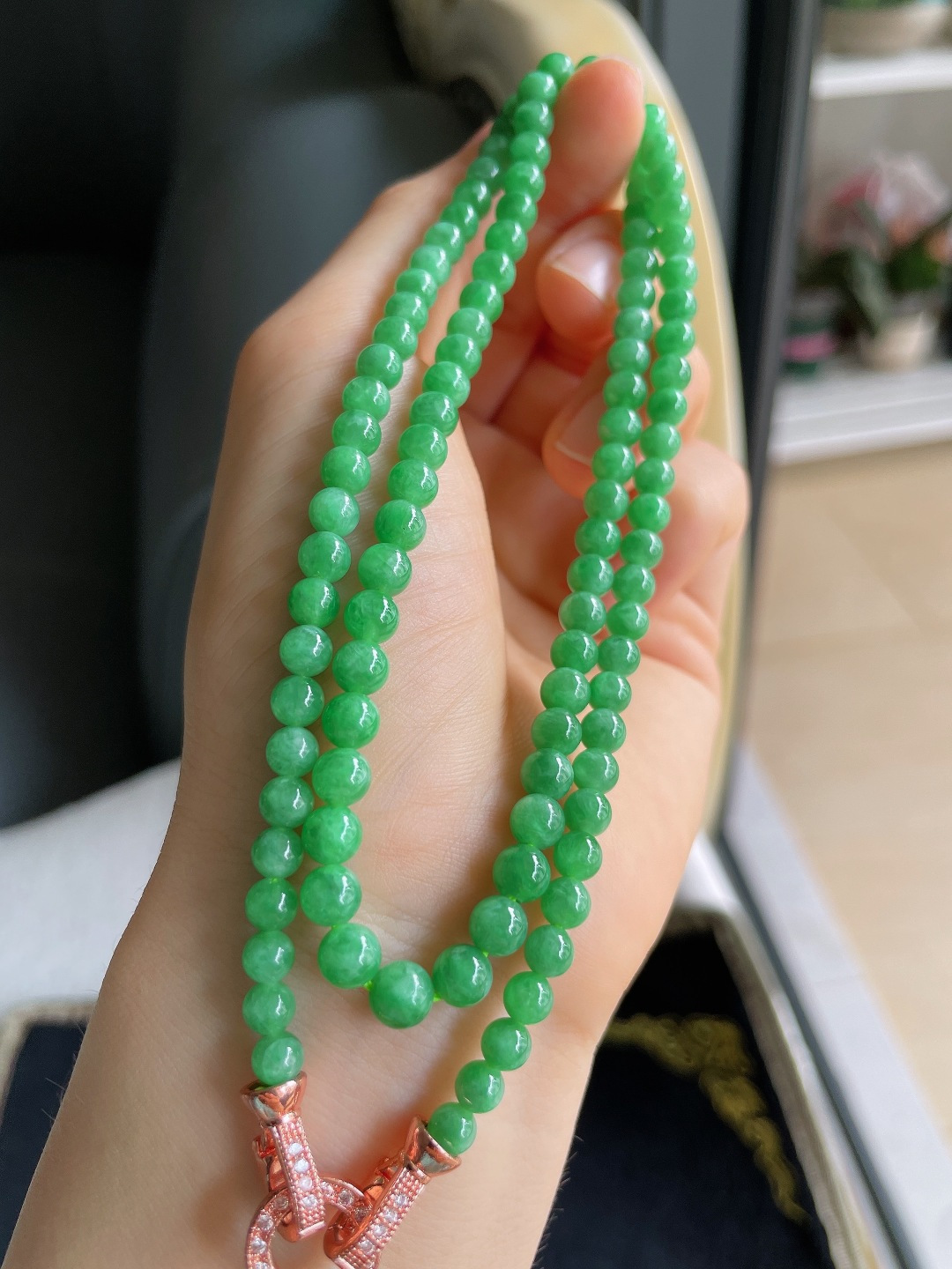 天然翡翠A货，冰满绿珠链，尺寸：5-5.5mm109颗。【编2982】