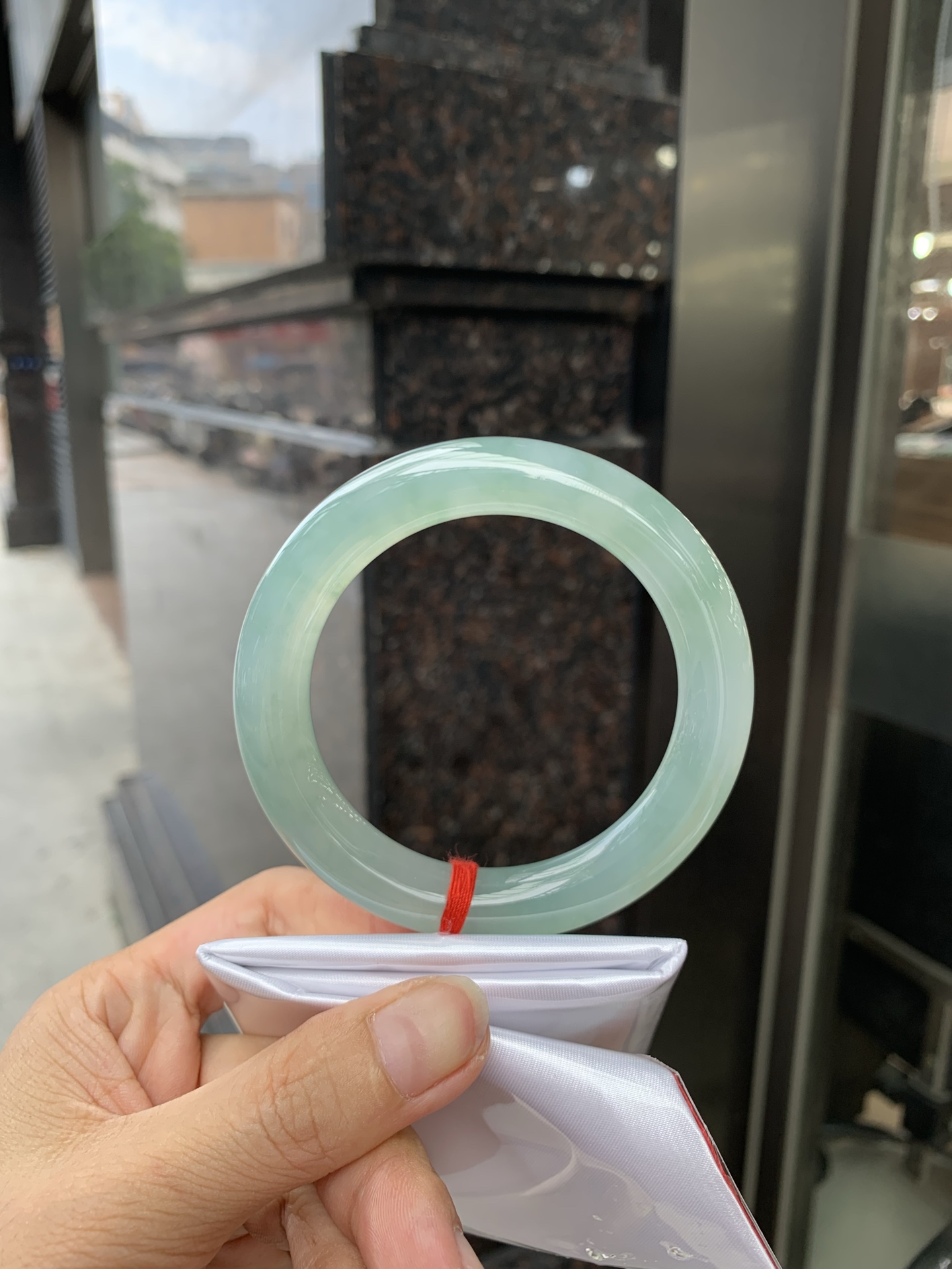 湖水绿圆条 57.8-10.8-10.7 0719-53-56 无裂，底妆胶润细腻，它的绿色深邃而柔