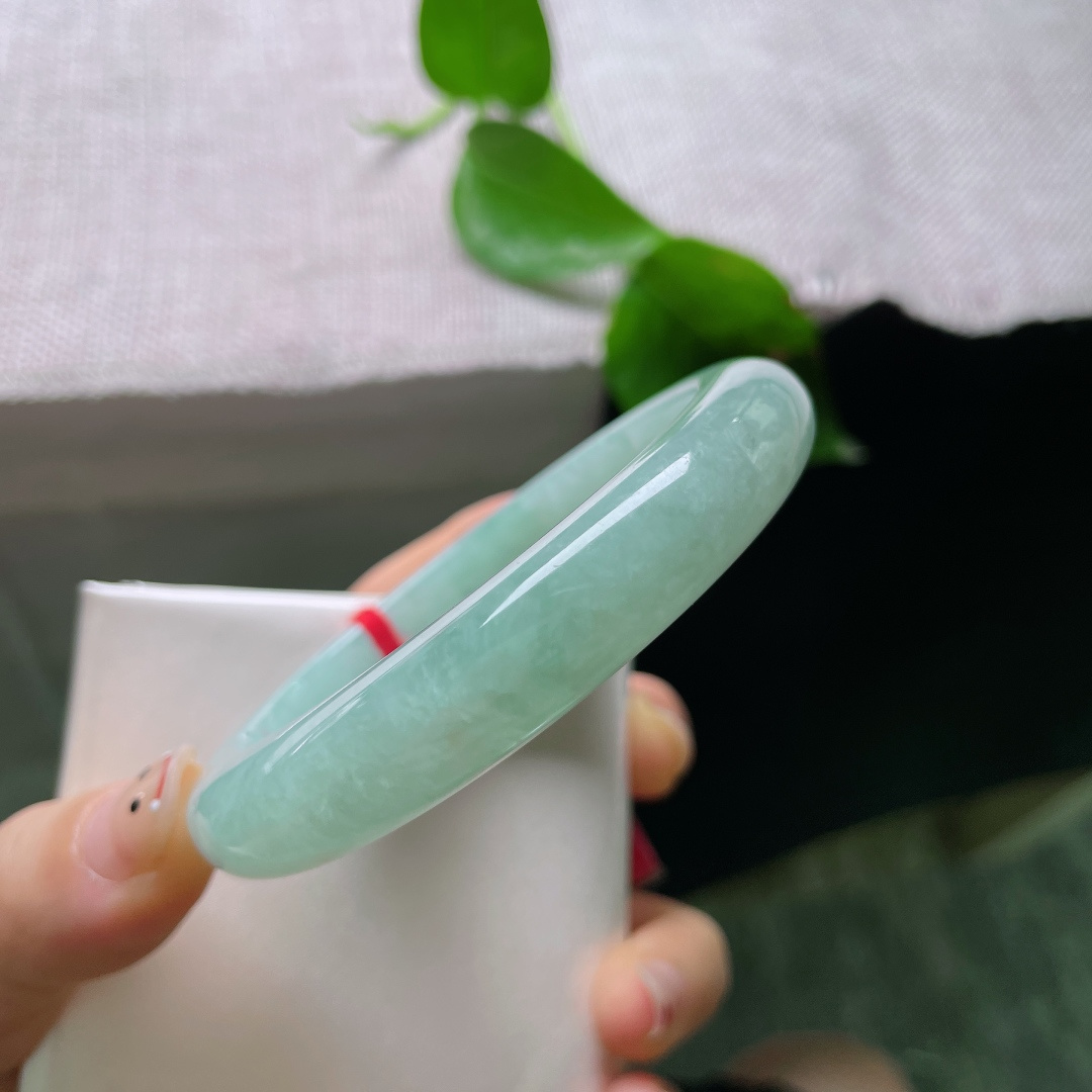 57.5/11.4/8.5。绿底正圈，清雅，色系甜美可人，减龄，显气质，干净，无裂，55980a