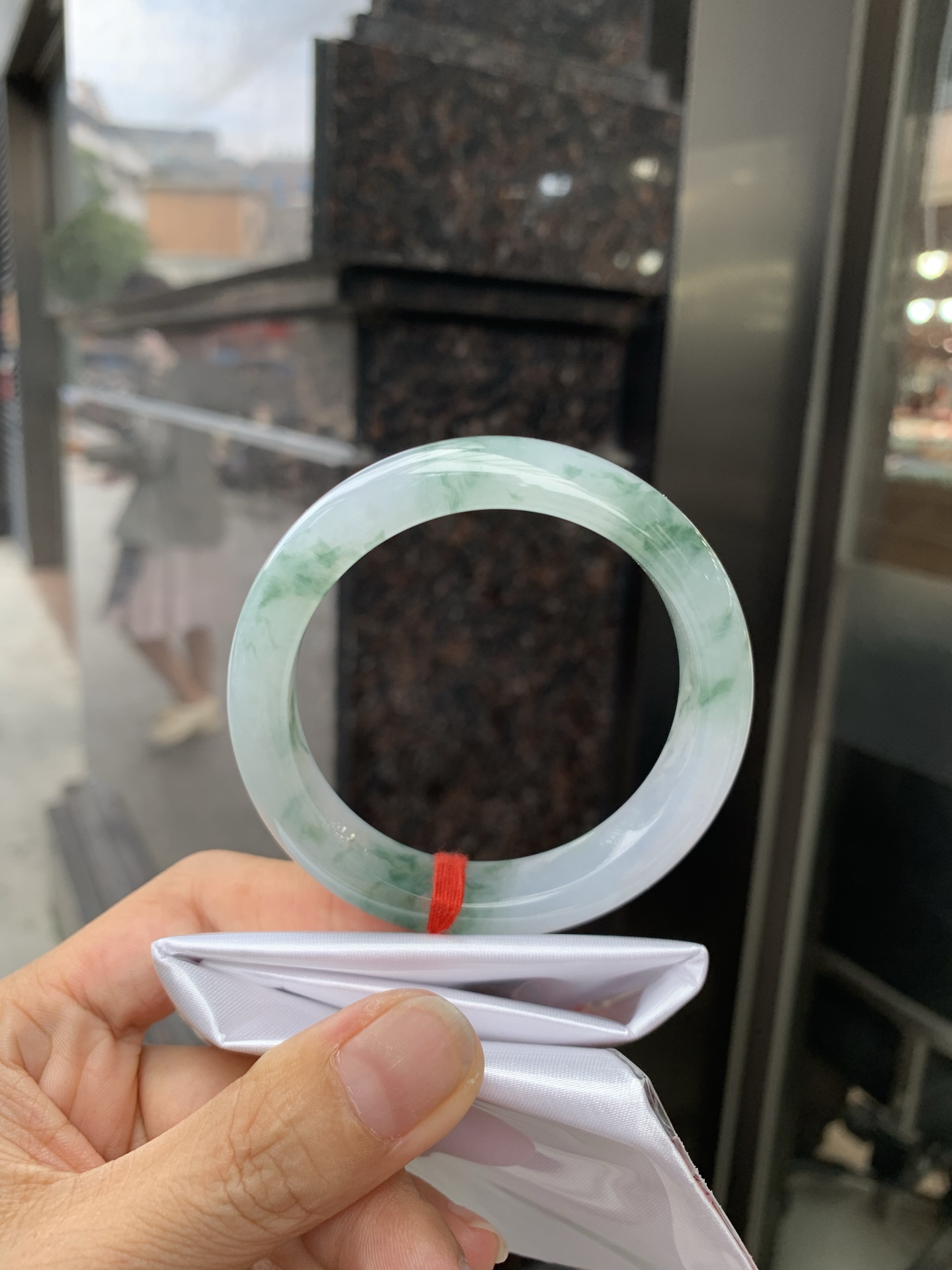 冰飘花正圈 0719-53-33 打灯棉线，底妆水润，冰底中开出了朵朵蓝花，飘花灵动飘逸，勾勒出一幅