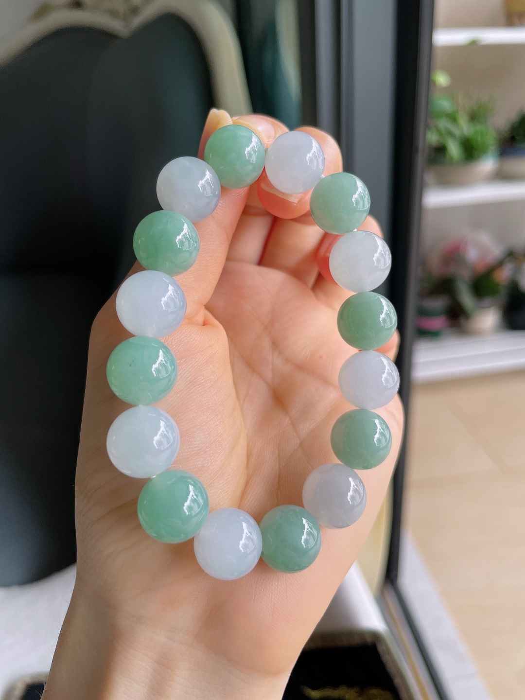 天然翡翠A货，冰双彩手串，尺寸：12.4mm。【编2349】
