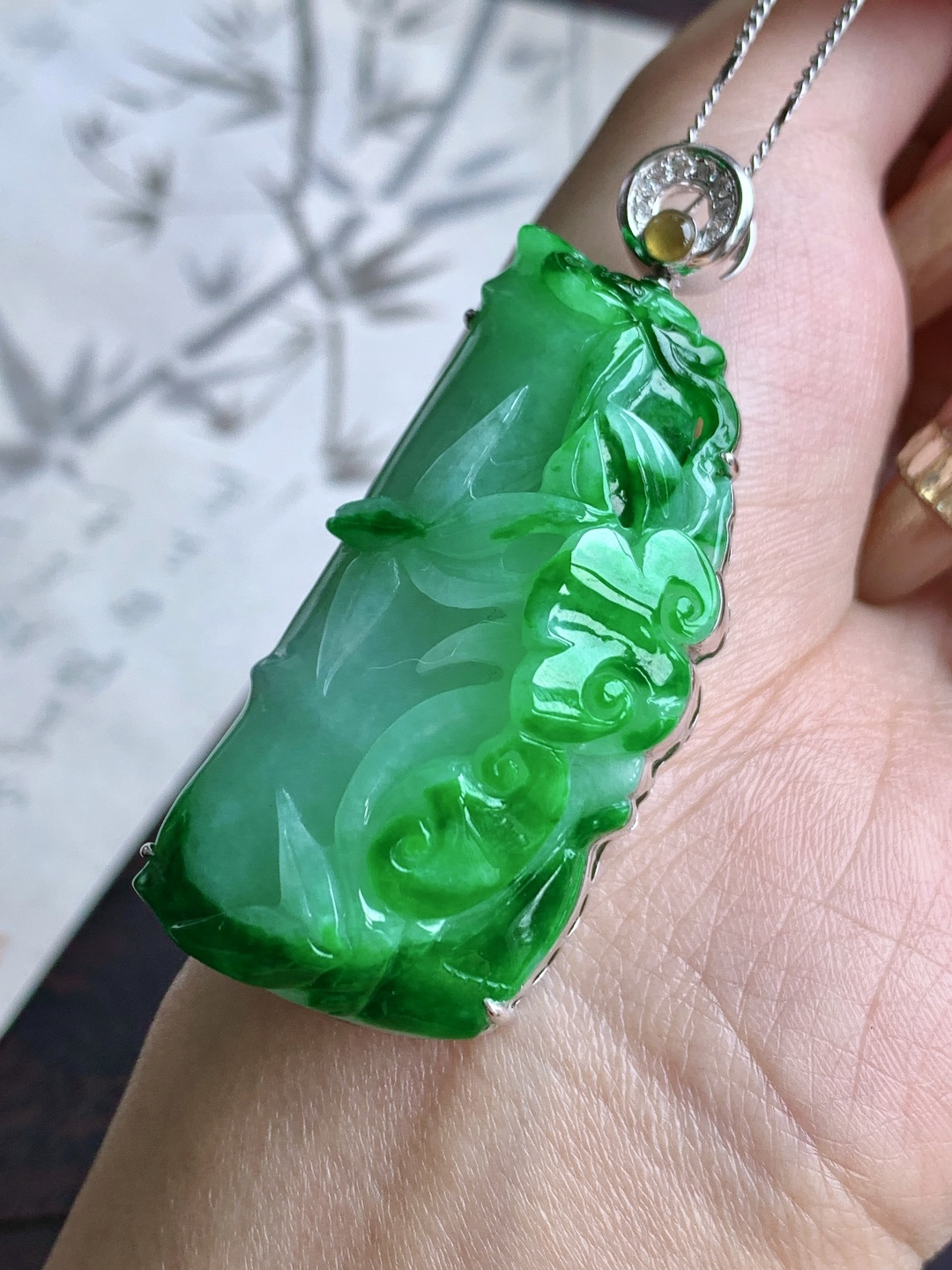 糯冰飘阳绿竹节吊坠 缅料 18k金镶嵌 无裂 性比高 超厚 整体60.6-25.2-13.4 裸石50.6-25.2-12.7 重量34克