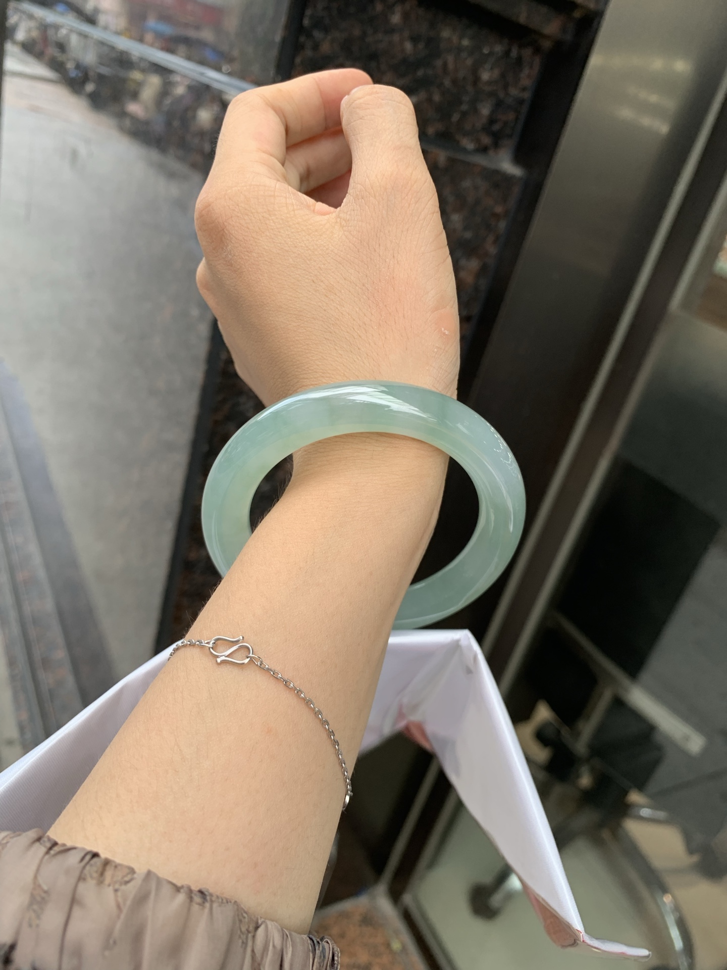 湖水绿圆条 57.8-10.8-10.7 0719-53-56 无裂，底妆胶润细腻，它的绿色深邃而柔和，仿佛阳光洒落湖面，泛起层层涟漪，波光粼粼，可谓是验证了“天青色等烟雨，而我在等你”