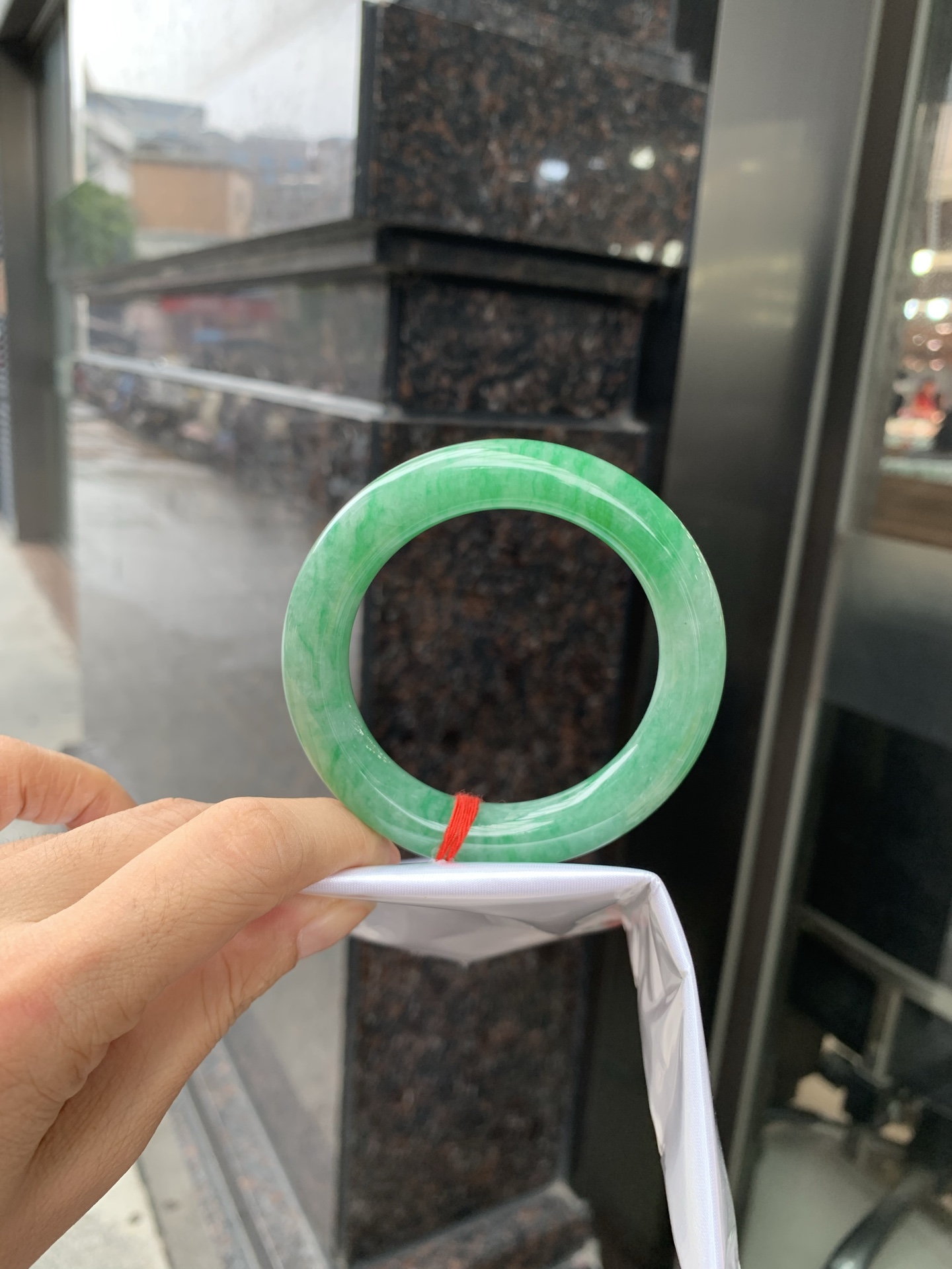 满绿圆条 52.8-10.3-11.3 0719-53-41 打灯细纹，棉线，底妆水润，满圈果阳绿鲜艳青翠，色泽均匀分布，举手投足之间散发出来的贵气感