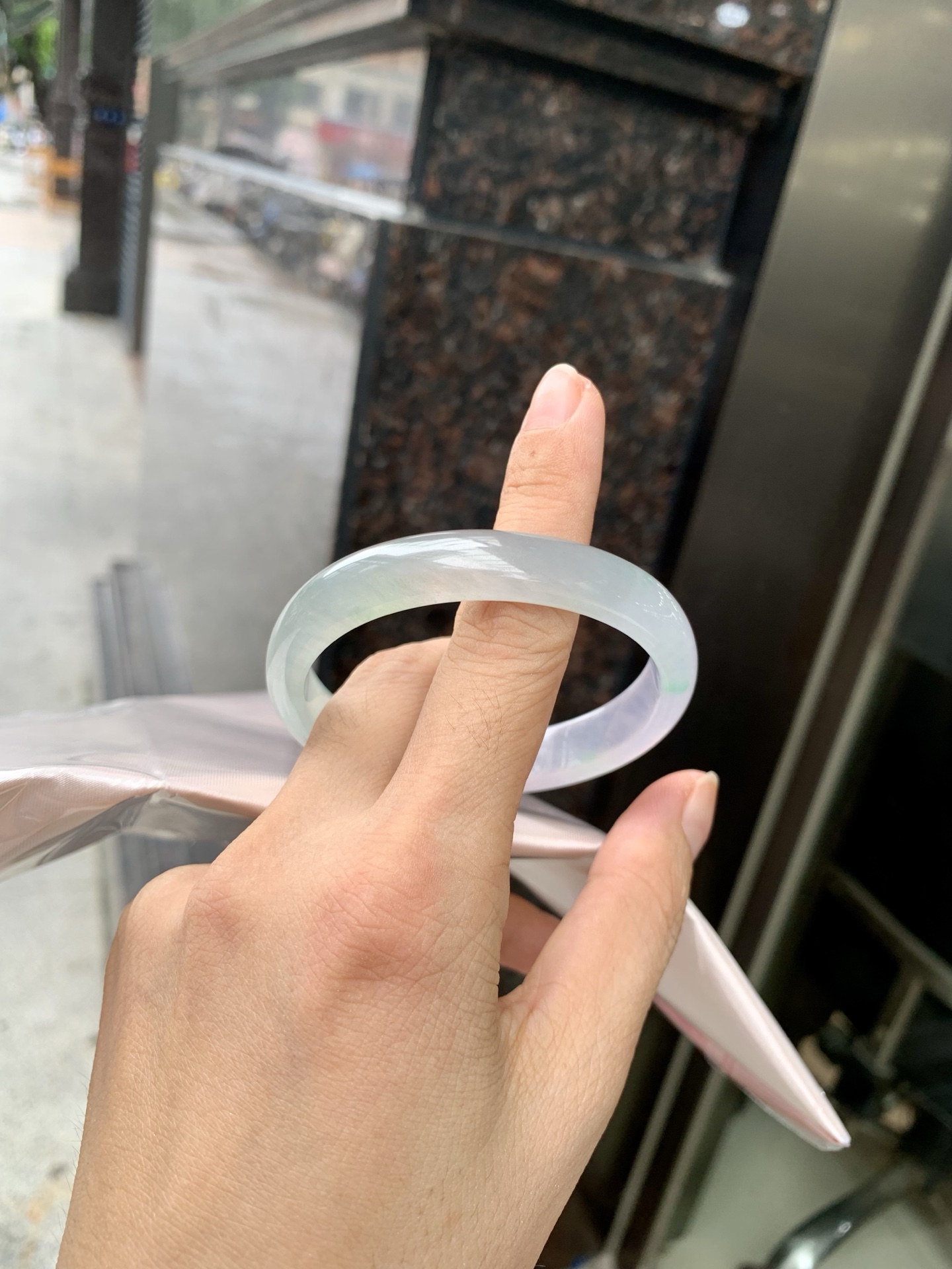 冰春彩贵妃 54.5-46-5.7-10.8 0719-4A168 无裂，底妆冰透，谁能拒绝一只自带春日滤镜的春彩镯啊，一抹金丝绿，像雾里的新芽，冰润细腻，上手温柔到骨子里，把整个春天的诗意都戴在手上。