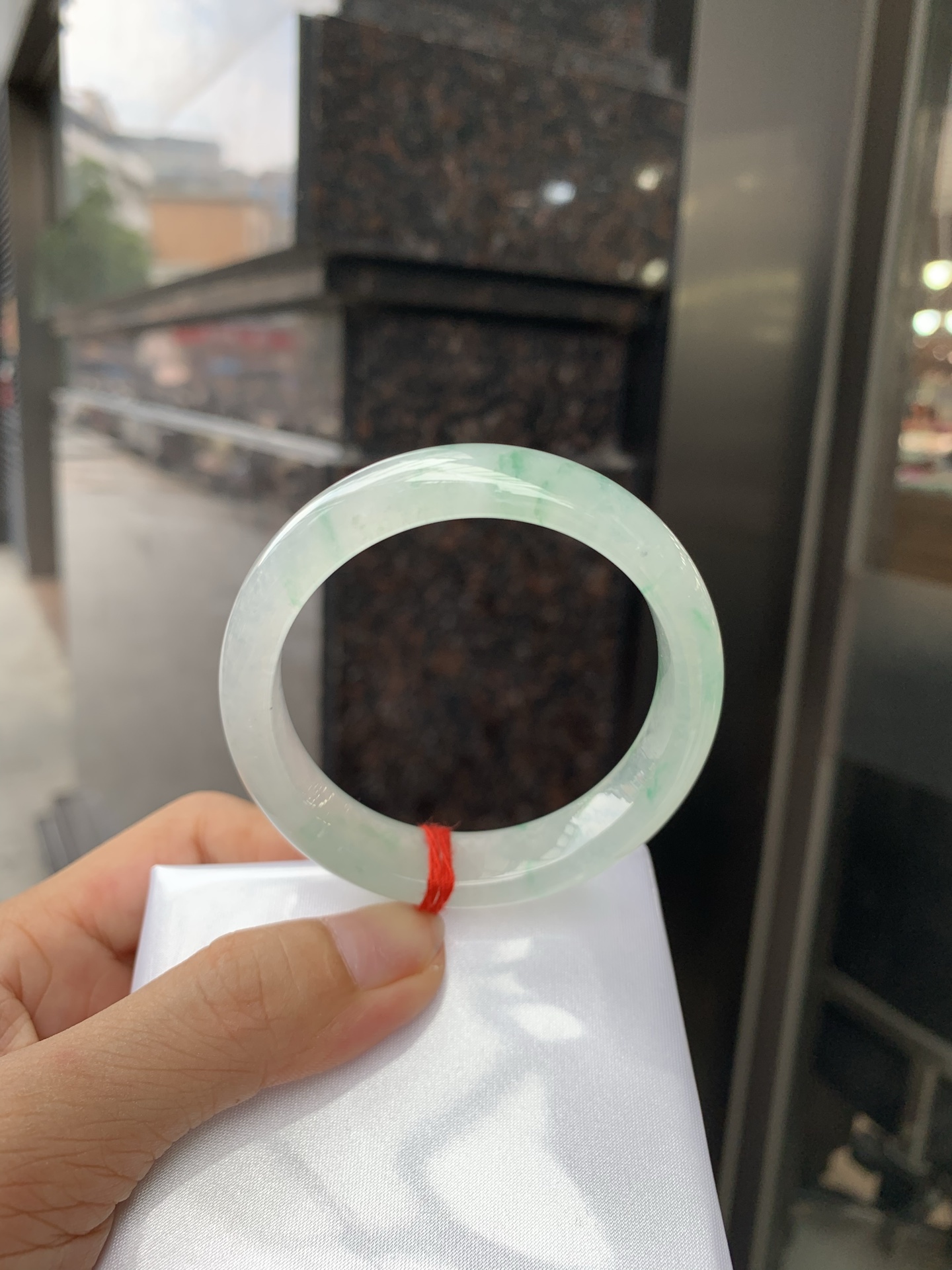 冰飘花正圈 51.8-6.8-12.2 0719-53-56 打灯细纹，底妆胶润，冰底中开出了朵朵绿花，飘花灵动飘逸，勾勒出一幅唯美诗意的山水意境画，古典优雅又秀气