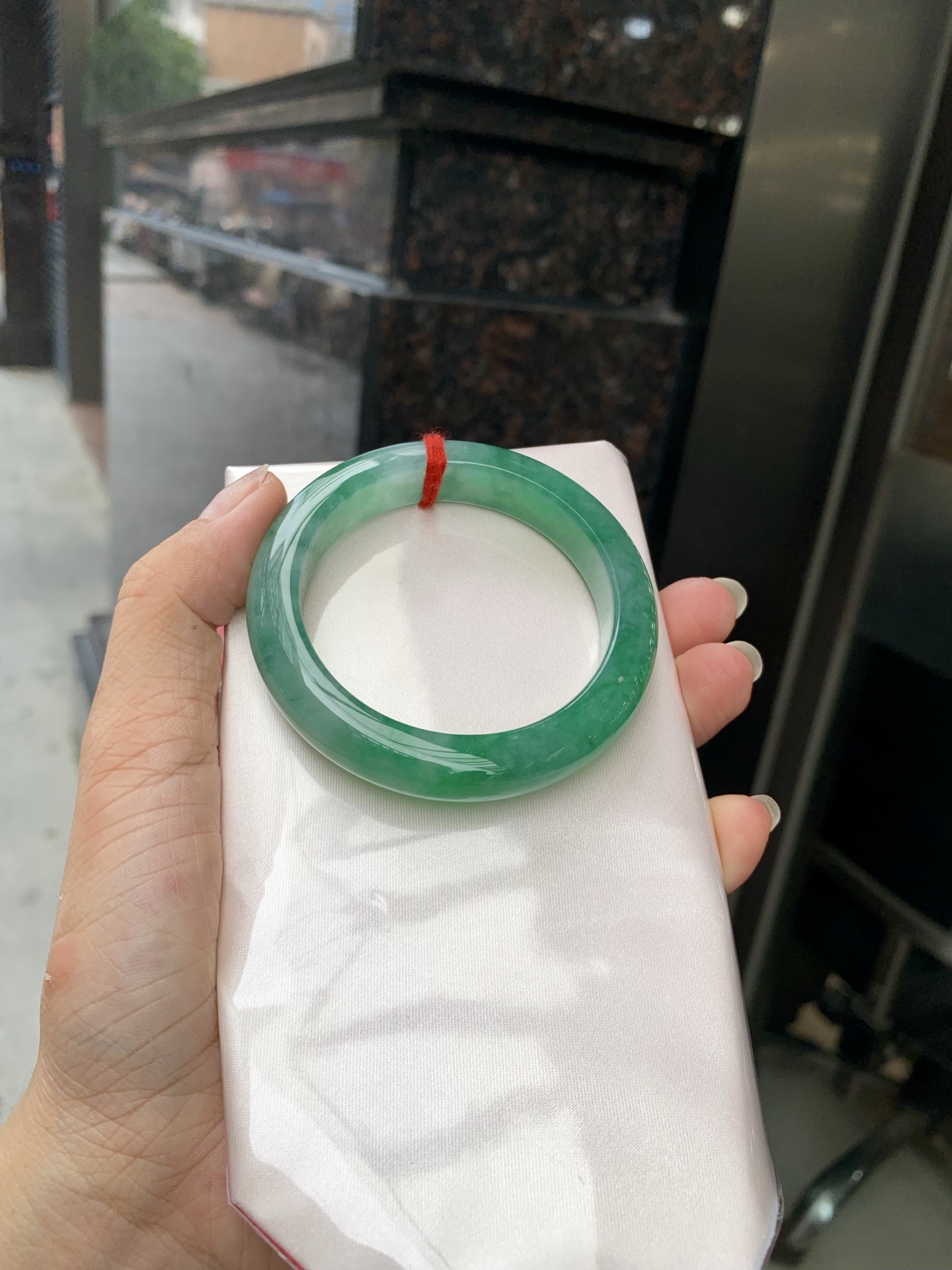 满绿正圈 51.7-8.1-11.1 0719-53-71 打灯细纹，底妆水润，满圈果阳绿鲜艳青翠，色泽均匀分布，举手投足之间散发出来的贵气感