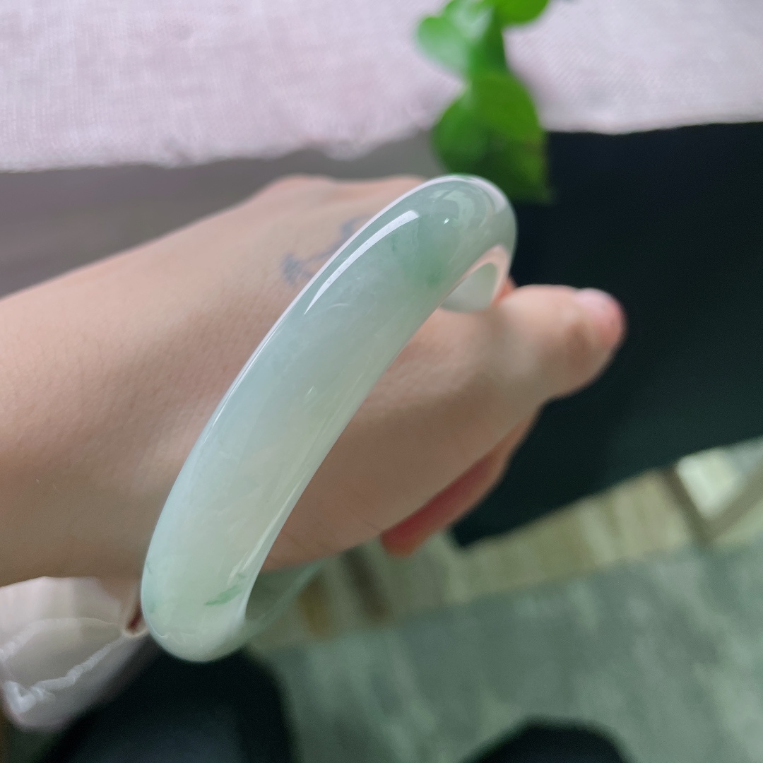 57.7/12.1/8.9，绿底飘花正圈，有纹，冰润底色萦绕灵动飘花，线条写意，上手尽显温婉优雅。ss54199a。