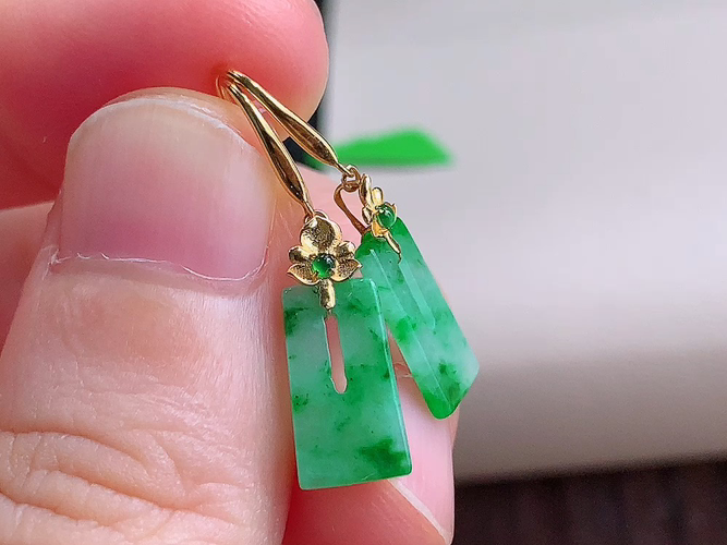 ️ 18K金伴钻福在眼前耳环，无裂，尺寸取一25.6/11.3-6.1-1.5mm，包A附证书