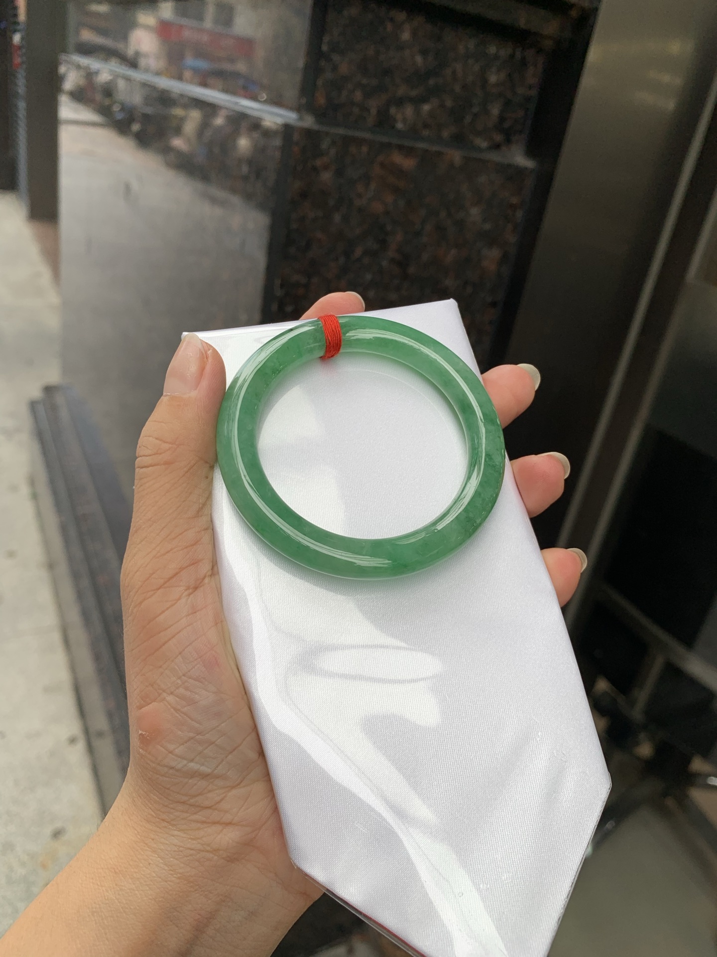满绿圆条 51.2-8.7-7.6 0719-53-26 打灯细棉纹，底妆水润，满圈果阳绿鲜艳青翠，色泽均匀分布，举手投足之间散发出来的贵气感