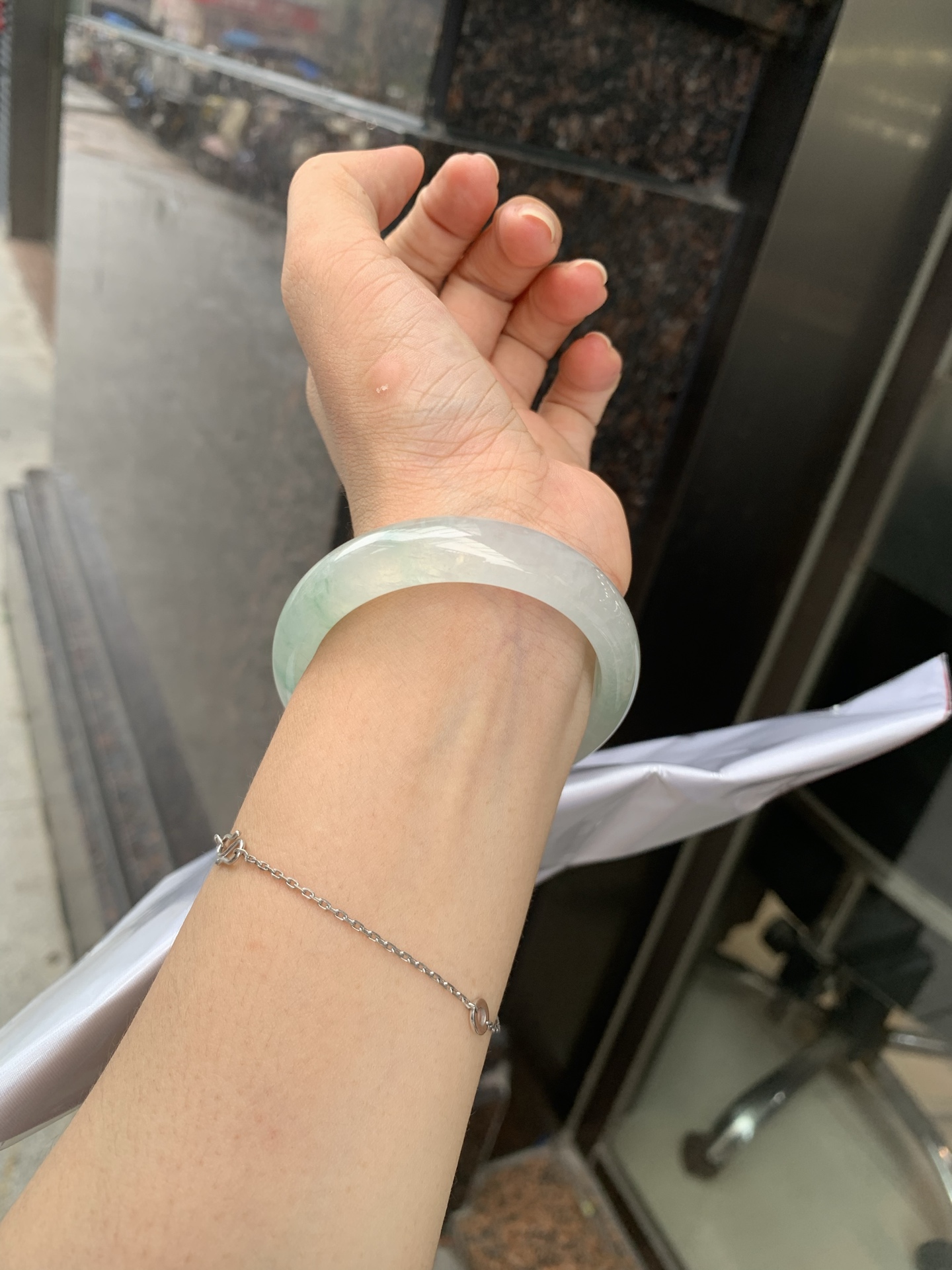 冰飘花正圈 51.8-6.8-12.2 0719-53-56 打灯细纹，底妆胶润，冰底中开出了朵朵绿花，飘花灵动飘逸，勾勒出一幅唯美诗意的山水意境画，古典优雅又秀气