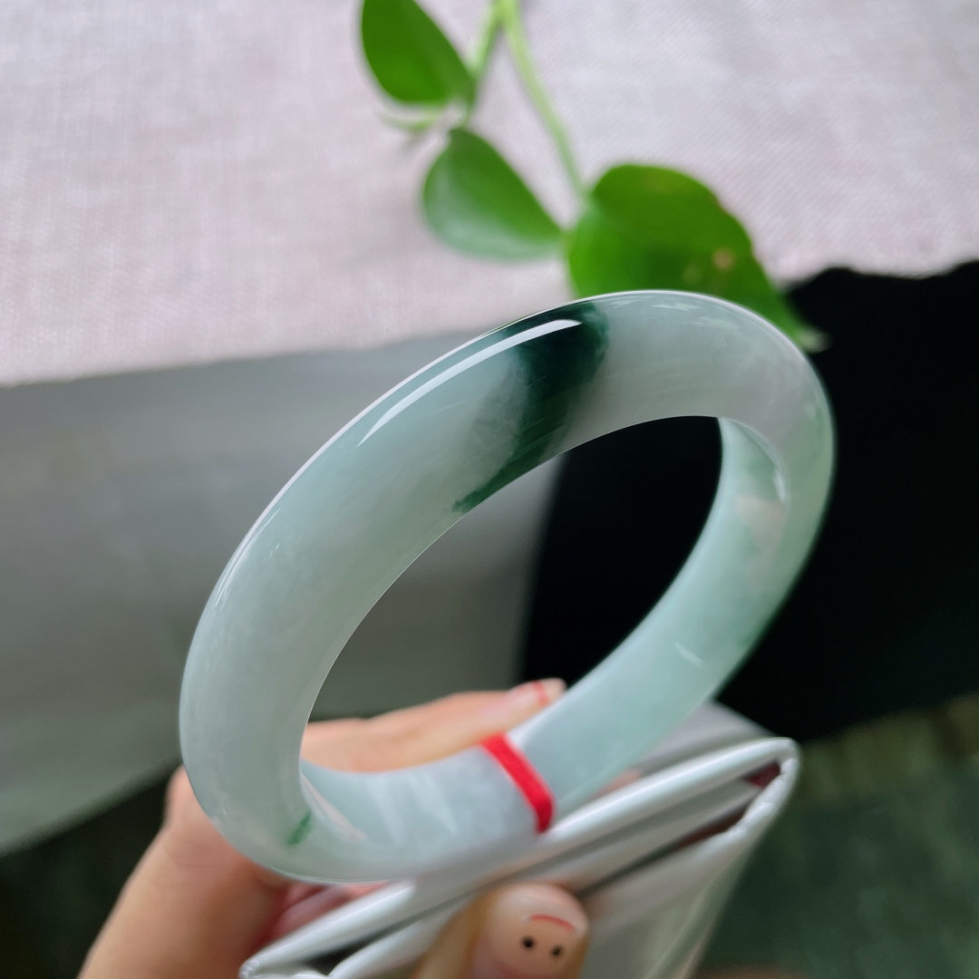 59.8/12.3/9.3，飘花正圈，一缕飘花轻绕清透镯身，花色灵动含蓄，上手衬肤显气质，日常佩戴温婉耐看。无裂，ss56300a