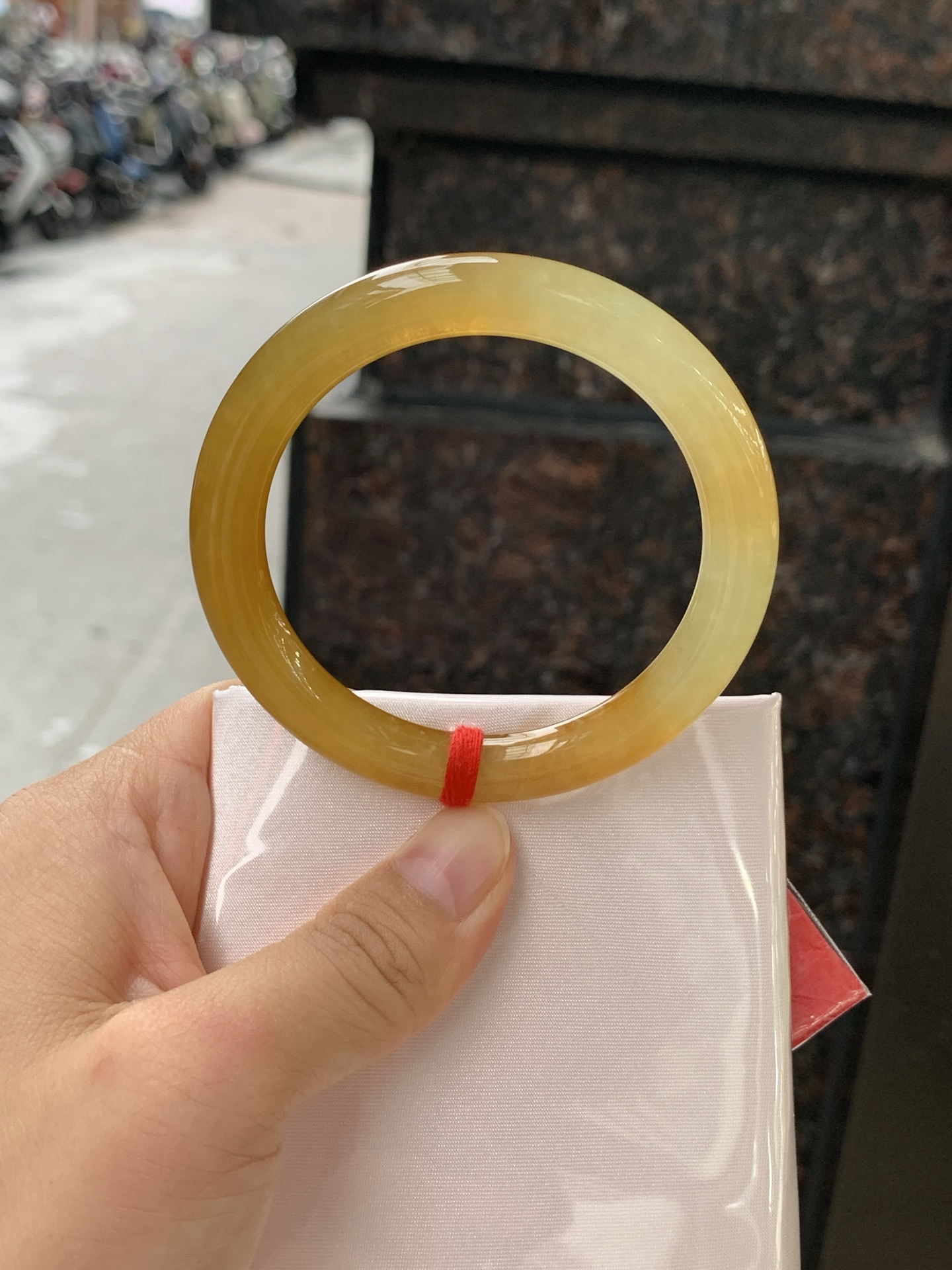 冰黄翡圆条 0720-618 打灯棉纹，底妆细润，色温饱满，招财进宝，特色黄翡意境感满满，有着秋天的味道，暖阳阳向阳而生的感觉