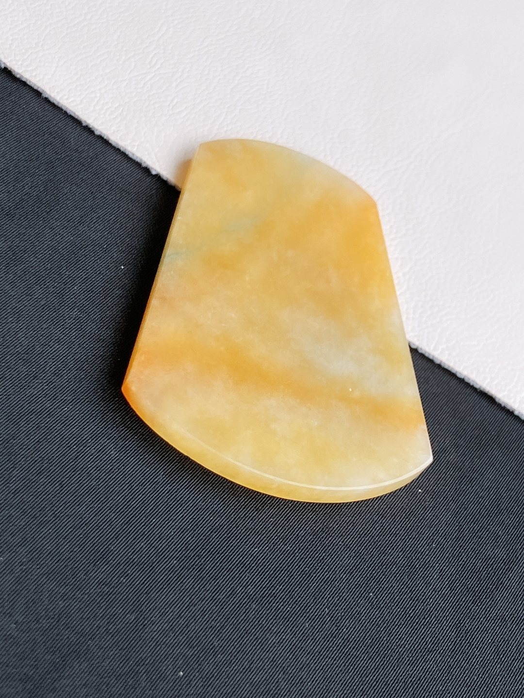 冰黄平安牌，简约时尚，尺寸50.5/37/3.5/自然光实拍