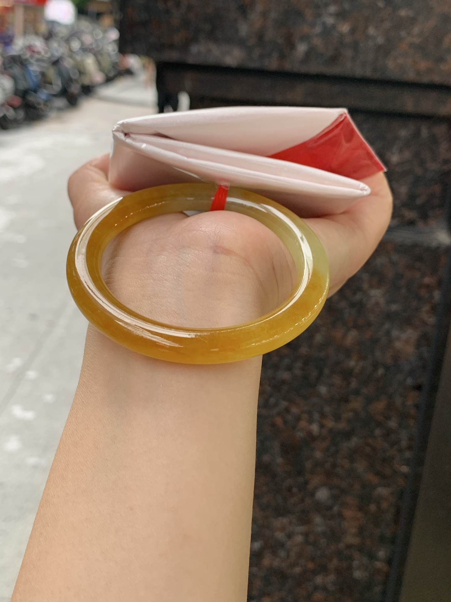 冰黄翡圆条 0720-618 打灯棉纹，底妆细润，色温饱满，招财进宝，特色黄翡意境感满满，有着秋天的味道，暖阳阳向阳而生的感觉
