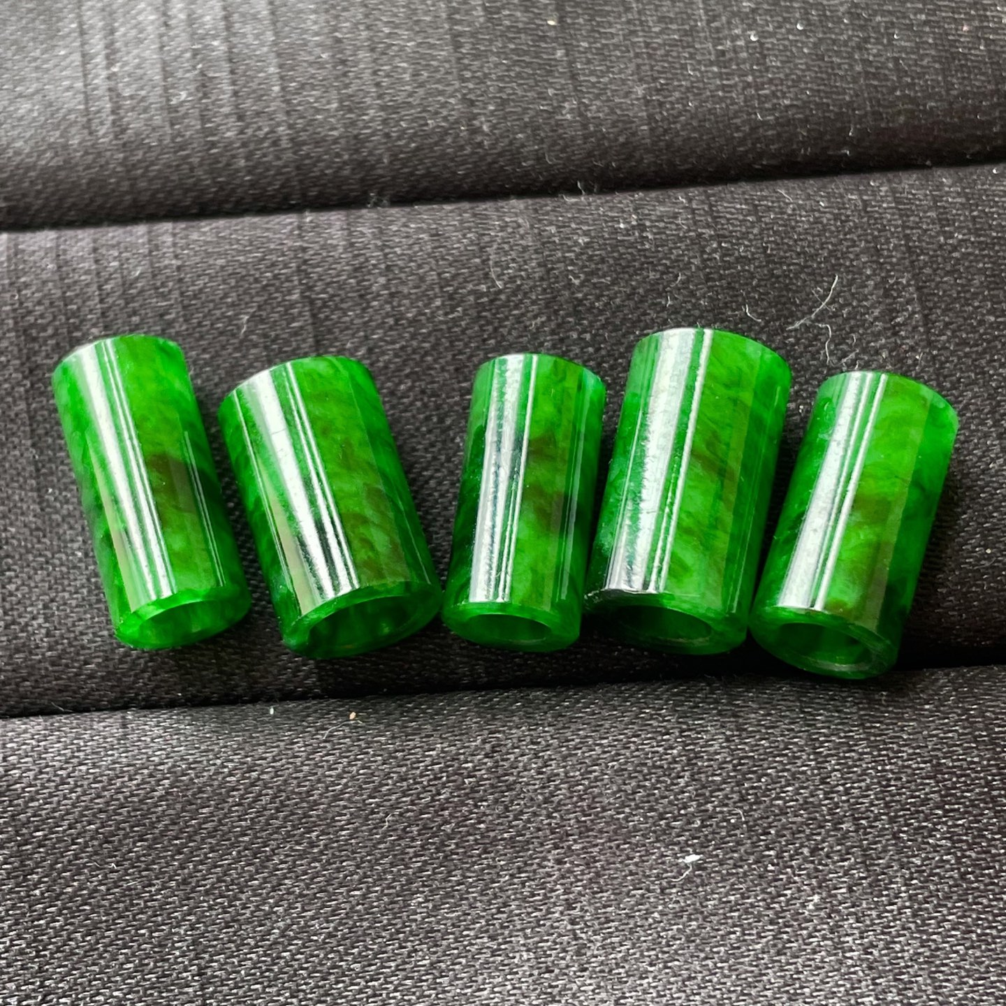 全部，缅料冰种辣绿路路通一手，色辣，饱满水润，无裂，裸石尺寸14.4/7--13.8/8.6编码0719好数字