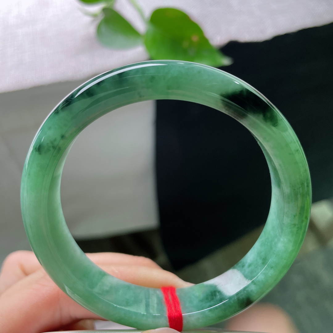 绿底正圈，一镯青绿，半生温柔，送母亲、挚友的走心好物，玉石温润耐戴，心意长久留存，一点皮纹，ss56
