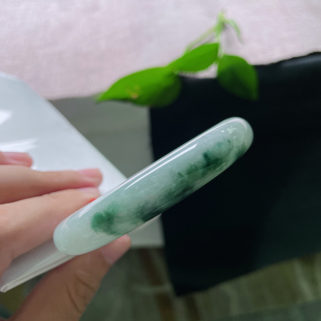飘花正圈，腕间一镯，藏尽烟雨繁花，天然飘花，是玉石赠予的水墨画卷。无裂，ss56296a
