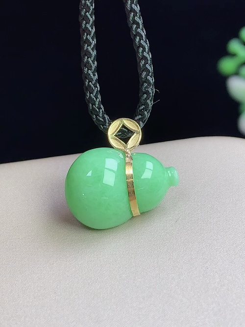 18k金镶绿葫芦，无裂，裸石尺寸14-9.8-4.8mm，Q20xto