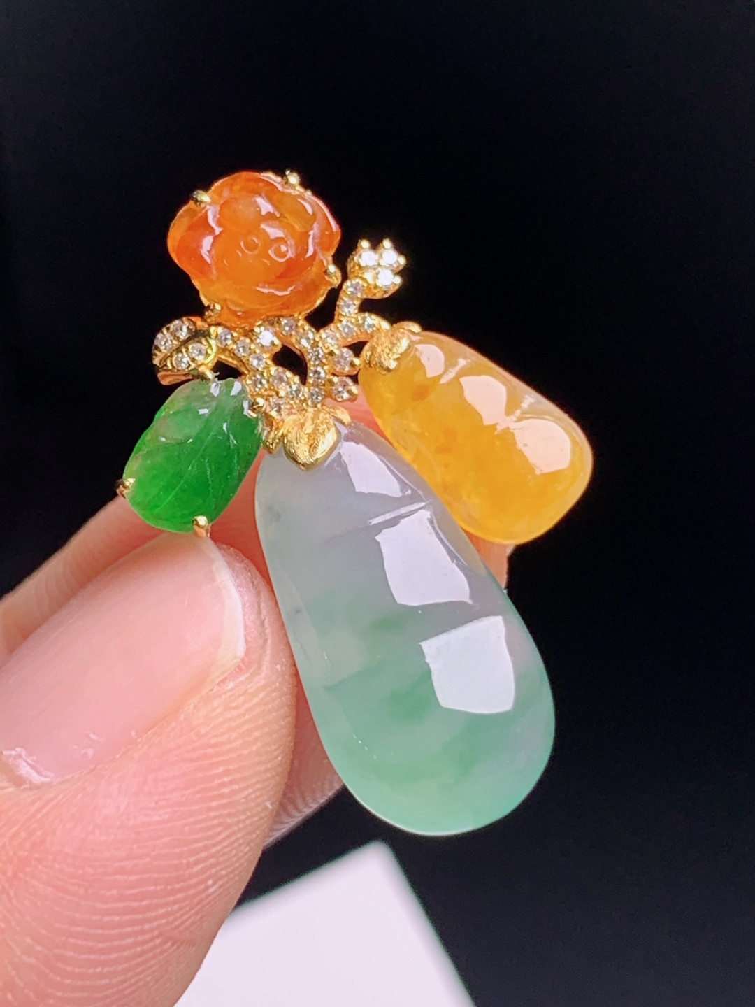 三彩福豆吊坠，三色错落明艳灵动，金钻设计精致小巧，精致温婉