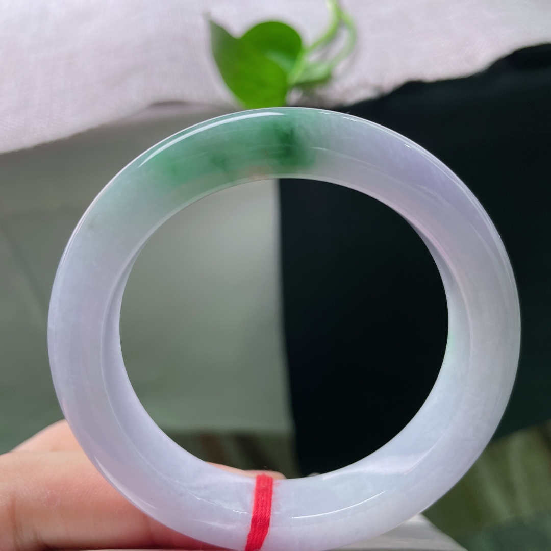 51.6/11.7/9.3，飘花正圈，淡紫如烟铺满镯身，一隅浓翠飘花自底缘缓缓晕开，腕间独一份温柔春