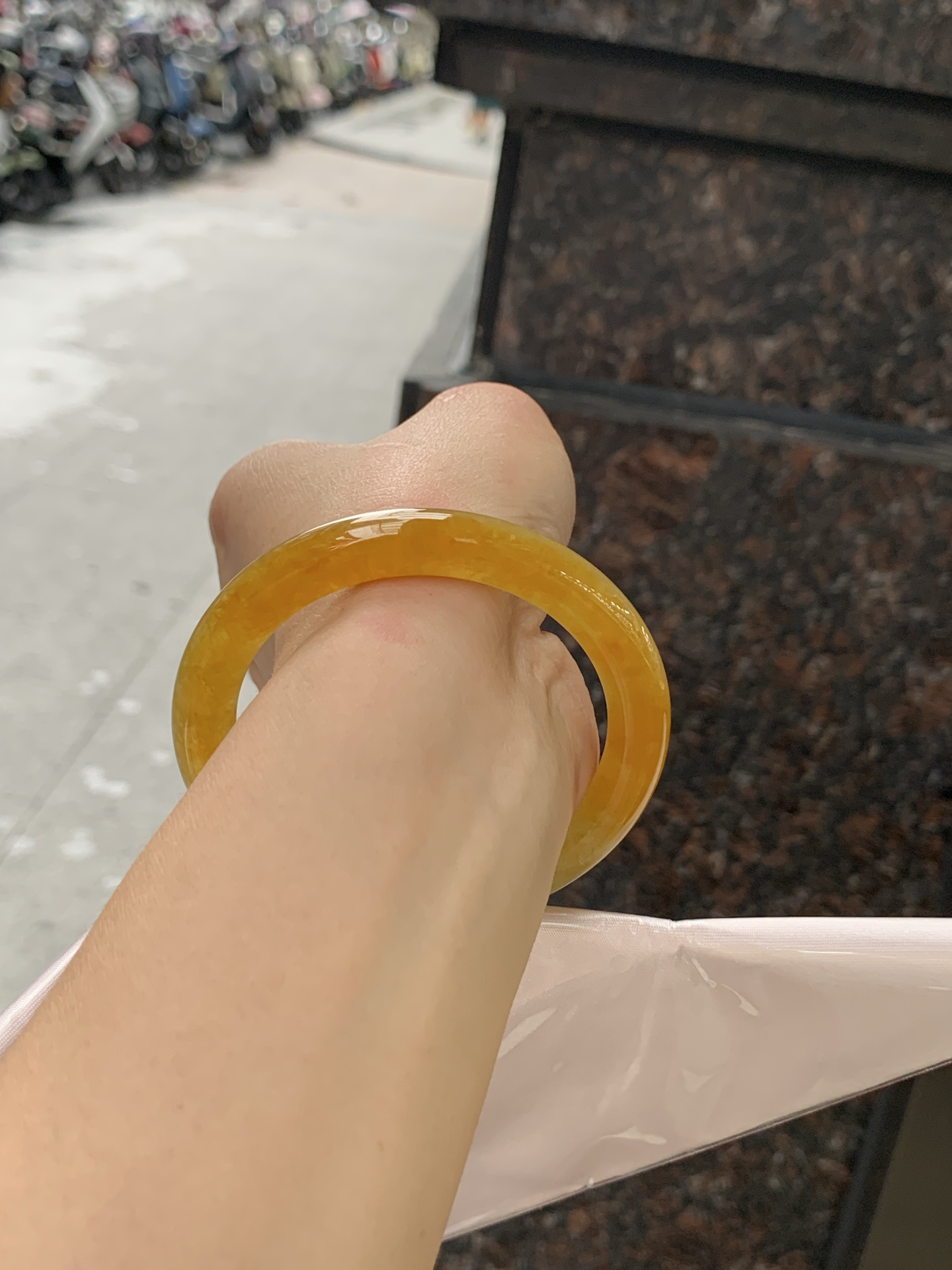 冰黄翡圆条 0720-618 打灯棉纹，底妆细润，色温饱满，招财进宝，特色黄翡意境感满满，有着秋天的味道，暖阳阳向阳而生的感觉