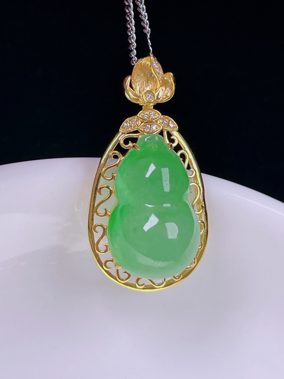 ️冰绿葫芦，老种起光，细底通透，尺寸：29/15.5/11.5裸石17.8/11.7/8mm071