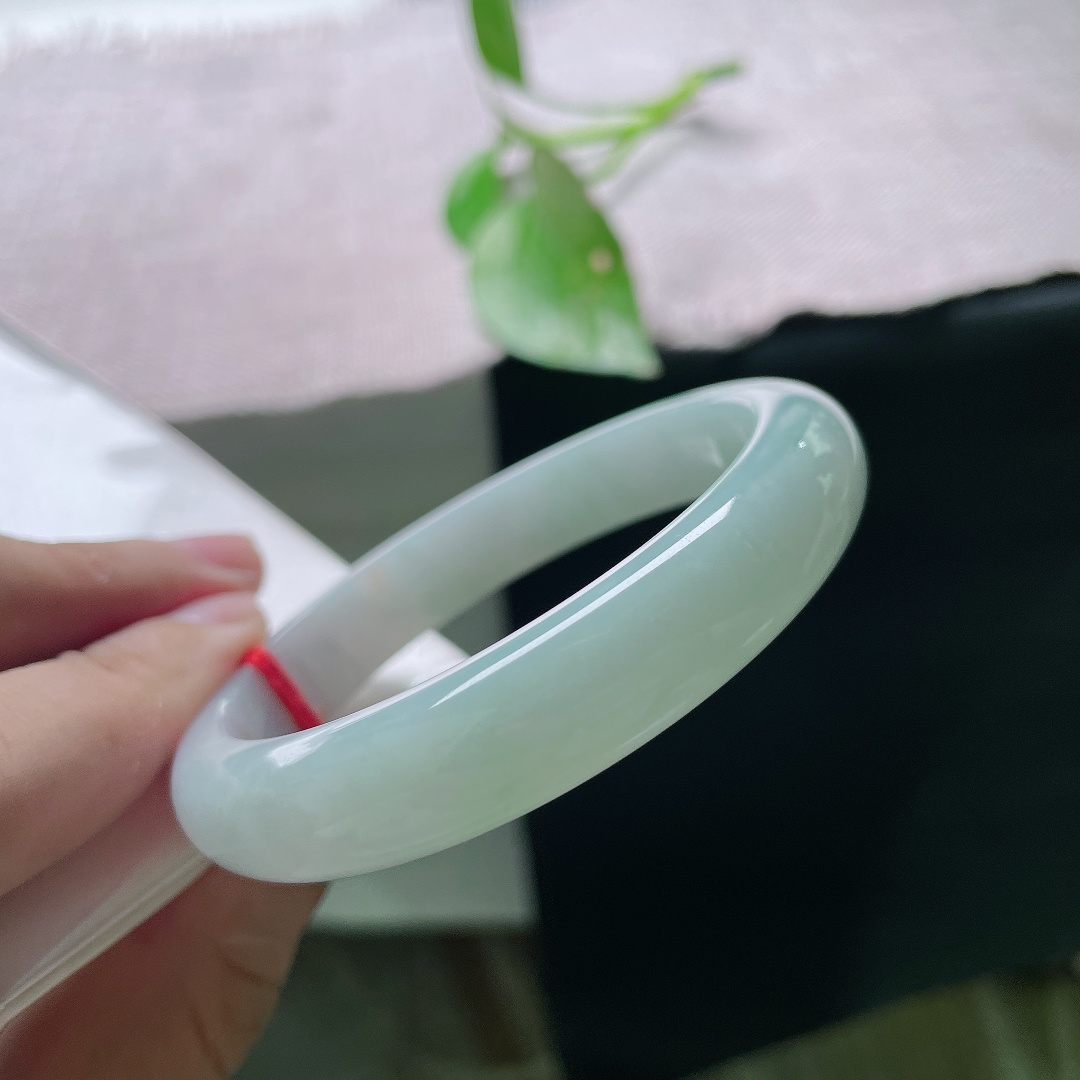 57.8/11.7/7.7，绿底正圈，不爱张扬浓翠，独爱这种温润绿底，冰透底子配淡淡青绿，素颜佩戴也气质出众，无裂，ss56122a