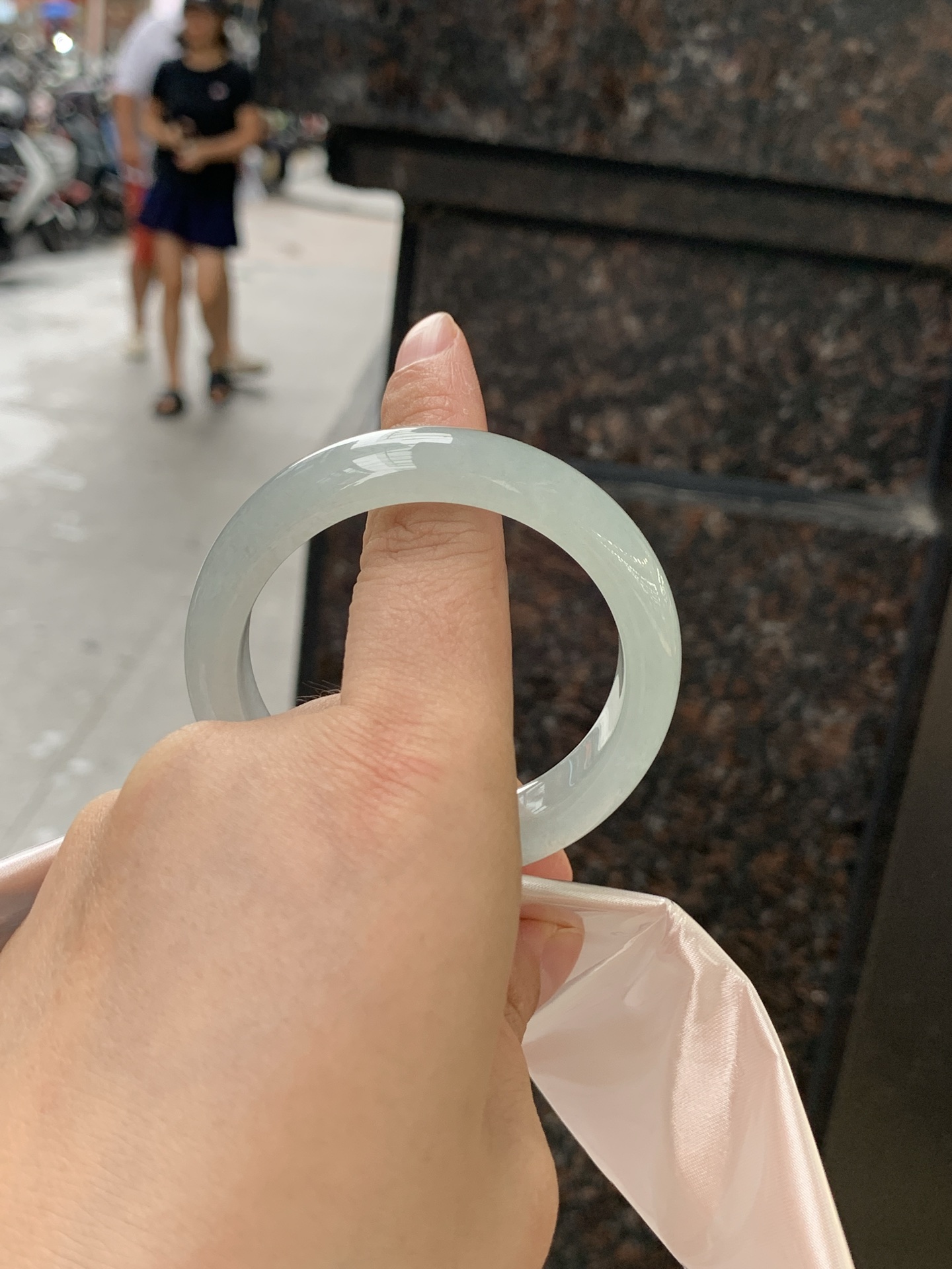 冰蓝正圈 50.2-12.2-7.8 0720-1233 无裂，底妆冰润细腻，千变万化的冰晴蓝底色，拥有海的颜色，却散发着星空的光芒，这是一只来自冰川蓝的清冷气质仙女镯。