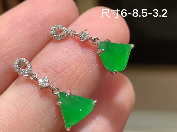 18K 冰绿随形耳坠 无裂,尺寸，6-8.5-3.2