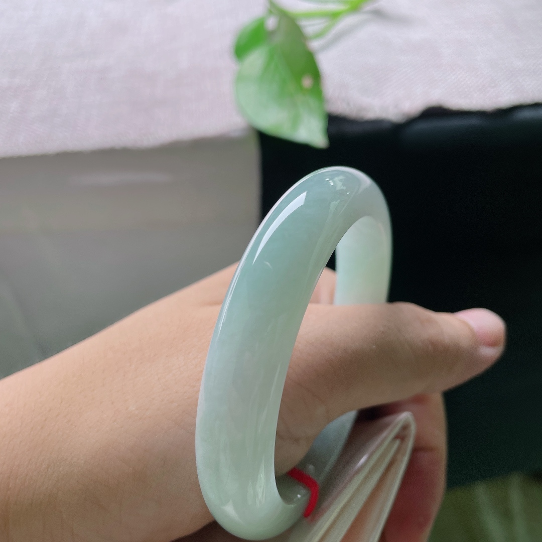 55.2/12.1/8.6，蓝底正圈，喜欢低调玉镯的看过来，柔和满绿底色，细腻油润，素颜佩戴超有氛围，无裂，ss56385a