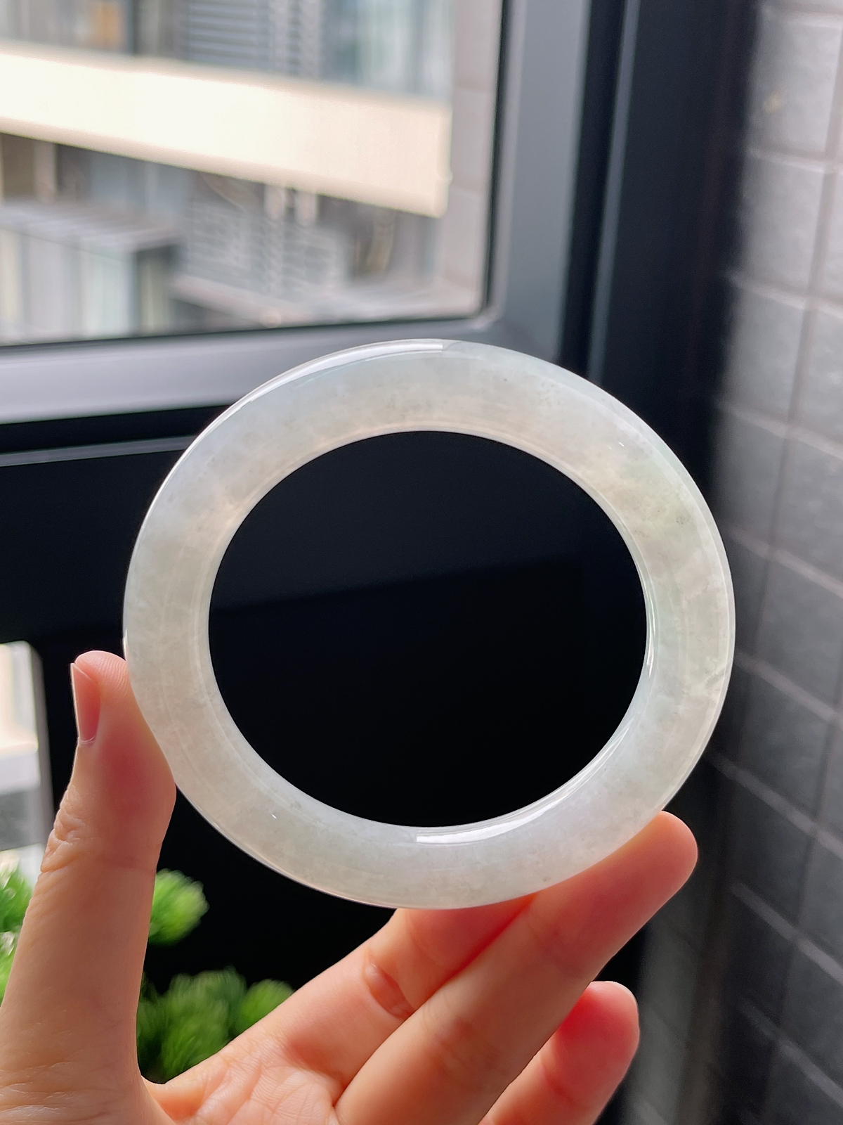 圈口57.8，冰糯种淡绿色翡翠正圈手镯
