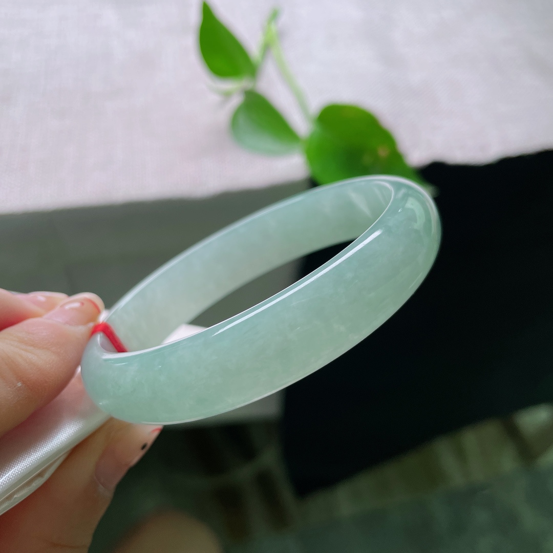 58.9(50.6)/12.7/6.3，贵妃，绿底，中式温柔天花板，匀净绿底翡翠手镯，无裂，ss56332a