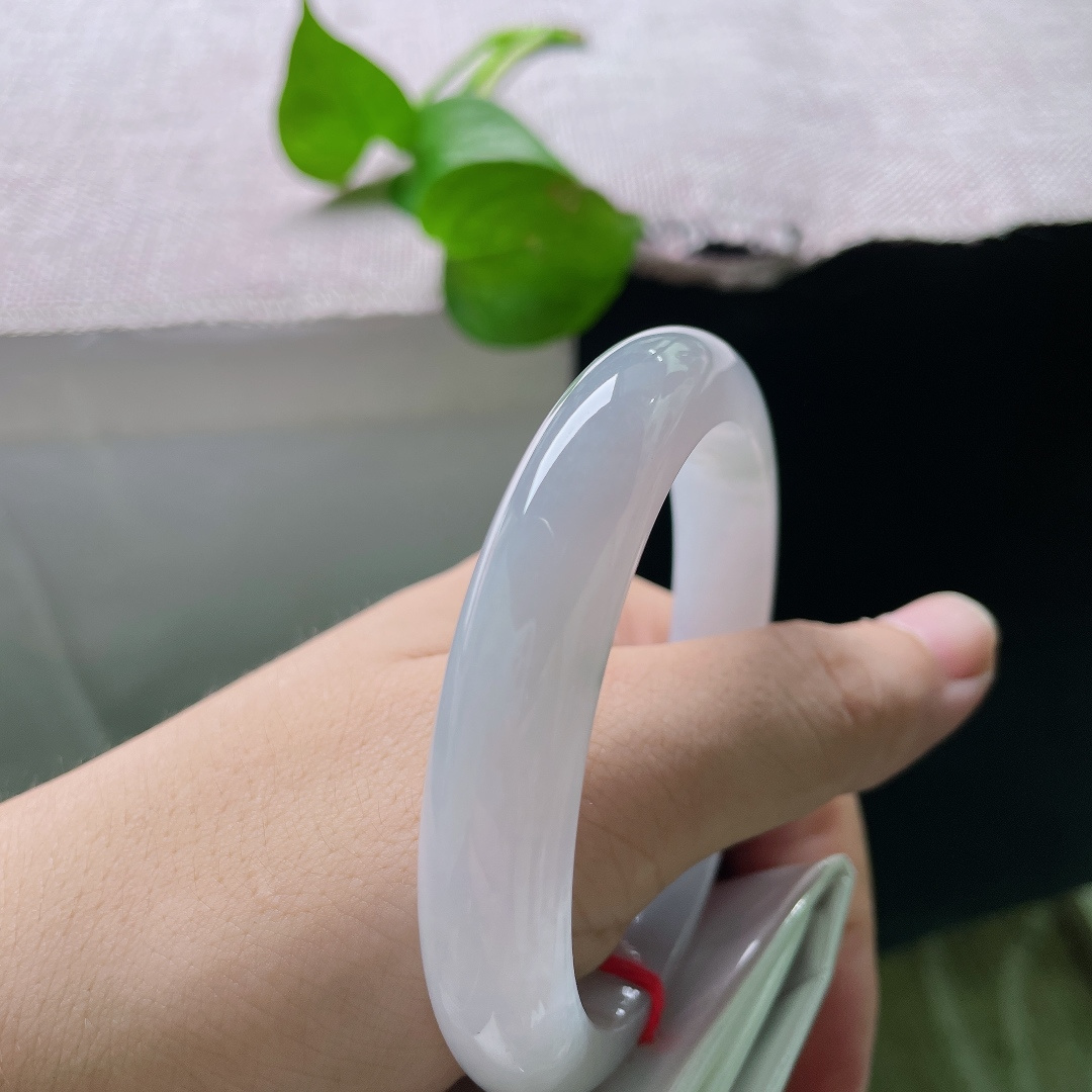白月光正圈，棉线，种老细腻水头充盈，素白底色澄澈柔和，淡淡飘花添几分灵动，上手温婉雅致。ss55849a