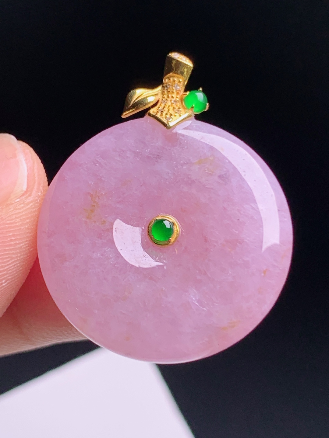 粉紫平安扣吊坠，玉质柔和粉嫩通透，配绿点缀耐看