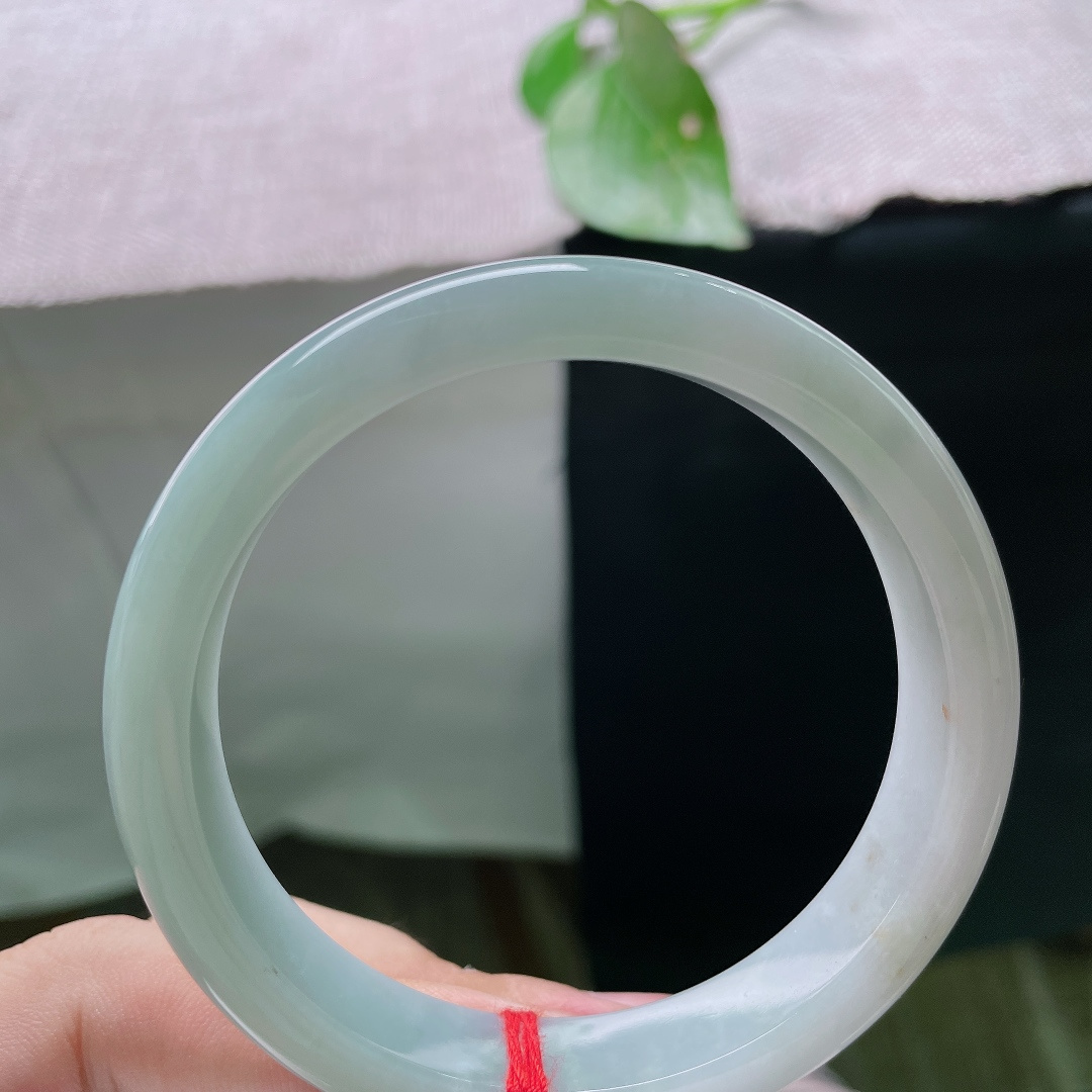 57.8/11.7/7.7，绿底正圈，不爱张扬浓翠，独爱这种温润绿底，冰透底子配淡淡青绿，素颜佩戴也气质出众，无裂，ss56122a