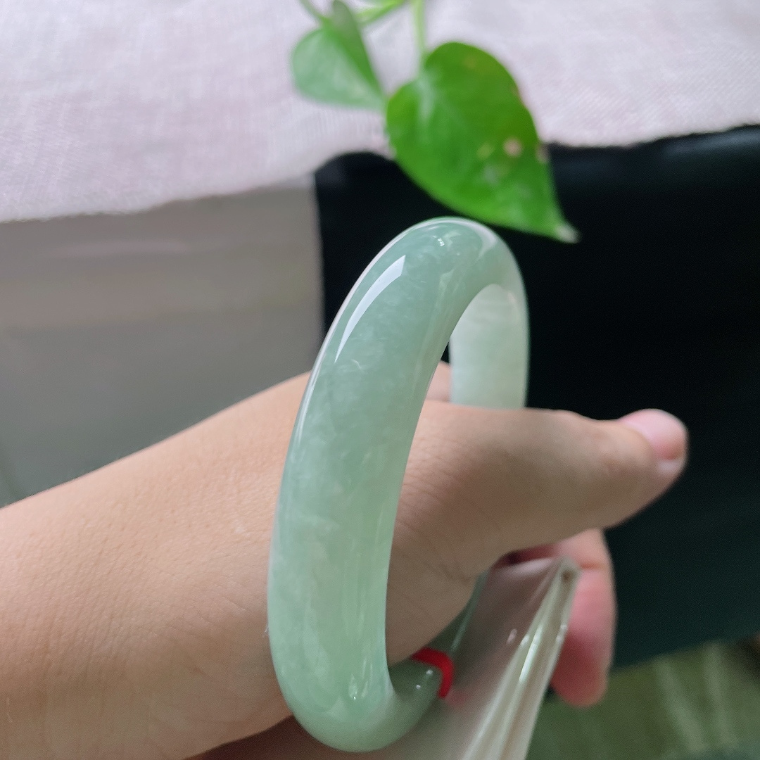 绿底正圈，通体均匀绿底色翡翠平安镯，玉质细腻温润，底色干净无杂色，色调柔和不暗，无裂，ss56328a