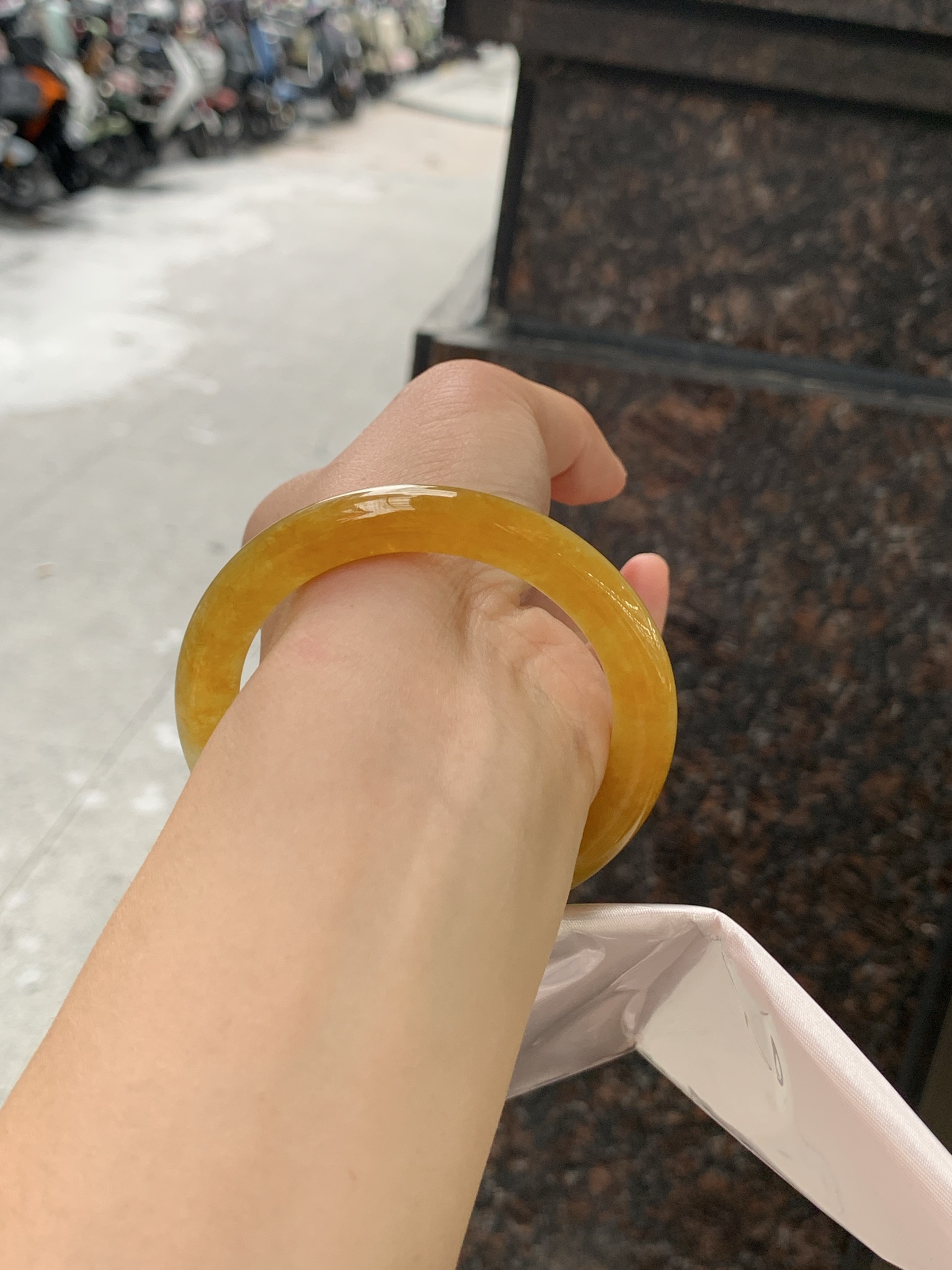 冰黄翡圆条 0720-618 打灯棉纹，底妆细润，色温饱满，招财进宝，特色黄翡意境感满满，有着秋天的味道，暖阳阳向阳而生的感觉
