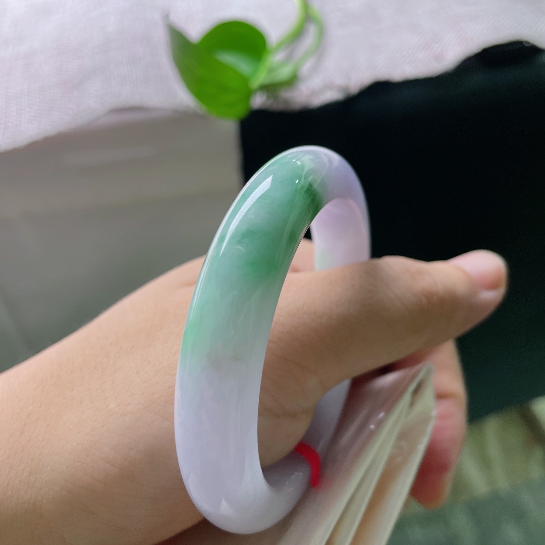51.6/11.7/9.3，飘花正圈，淡紫如烟铺满镯身，一隅浓翠飘花自底缘缓缓晕开，腕间独一份温柔春色。一点杂质不影响，ss50447a
