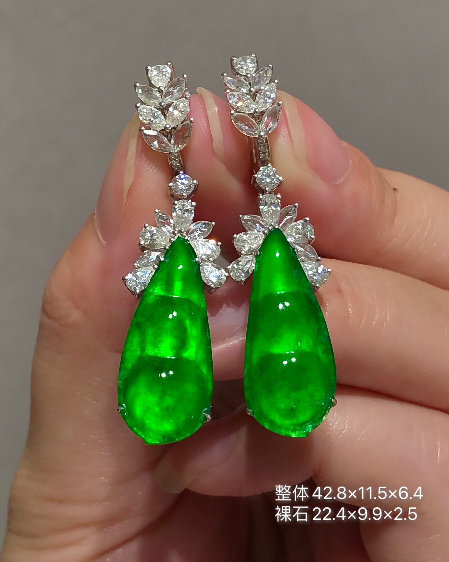 缅甸玻璃种帝王绿福豆耳坠 超强炸光精品，种老色辣，大钻设计搭配，无需繁杂已是贵气的存在，上耳就是焦点
