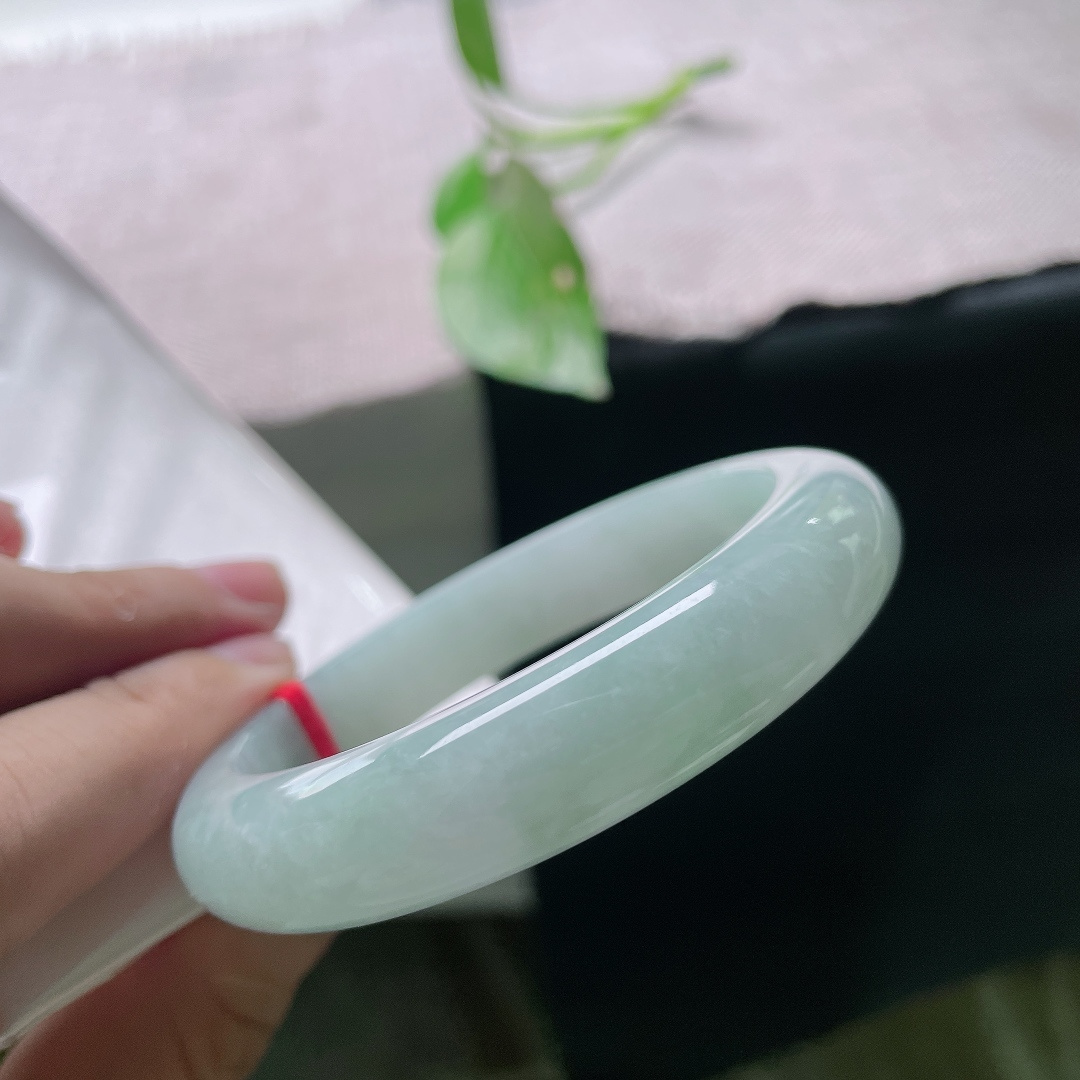 55.3/12.3/8.6，绿底正圈，绿意温润耐看，抬手间尽显温婉端庄，无裂，ss56384a