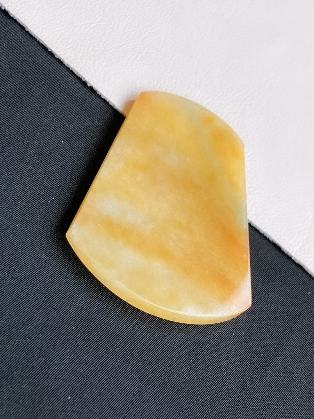 冰黄平安牌，简约时尚，尺寸50.5/37/3.5/自然光实拍