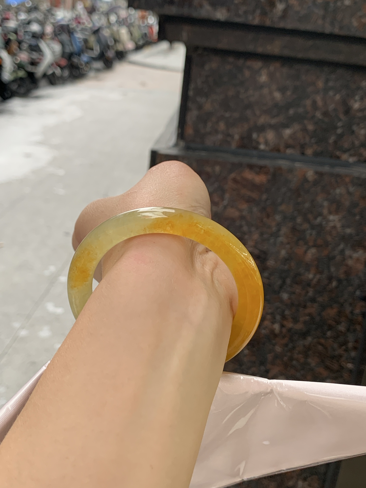 冰黄翡圆条 0720-618 打灯棉纹，底妆细润，色温饱满，招财进宝，特色黄翡意境感满满，有着秋天的味道，暖阳阳向阳而生的感觉