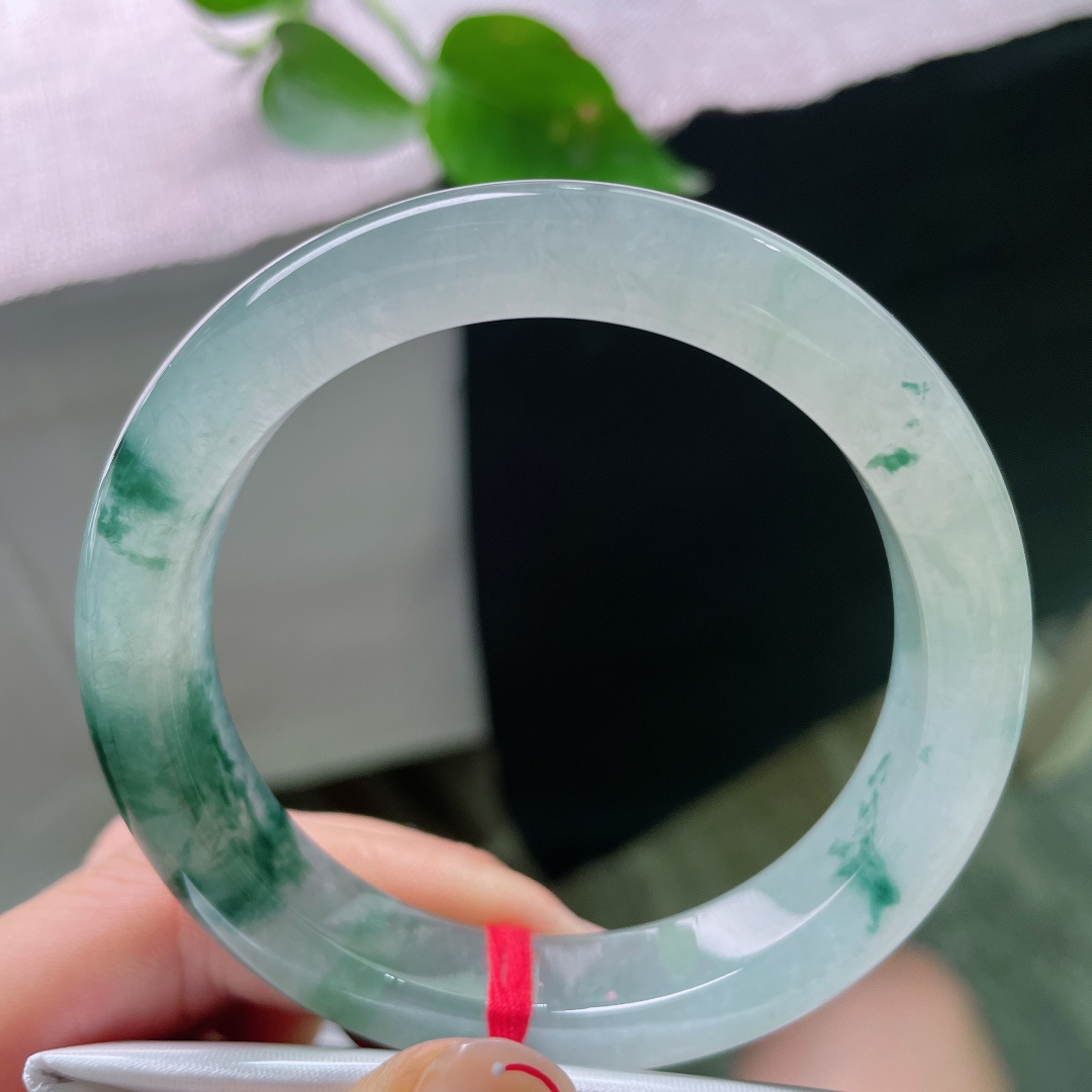 57.3/12.5/9.2，飘花正圈，水润，干净冰底缀着灵动飘花，如烟雨落玉，温婉雅致，尽显东方独有的柔和气韵。无裂，ss56143a