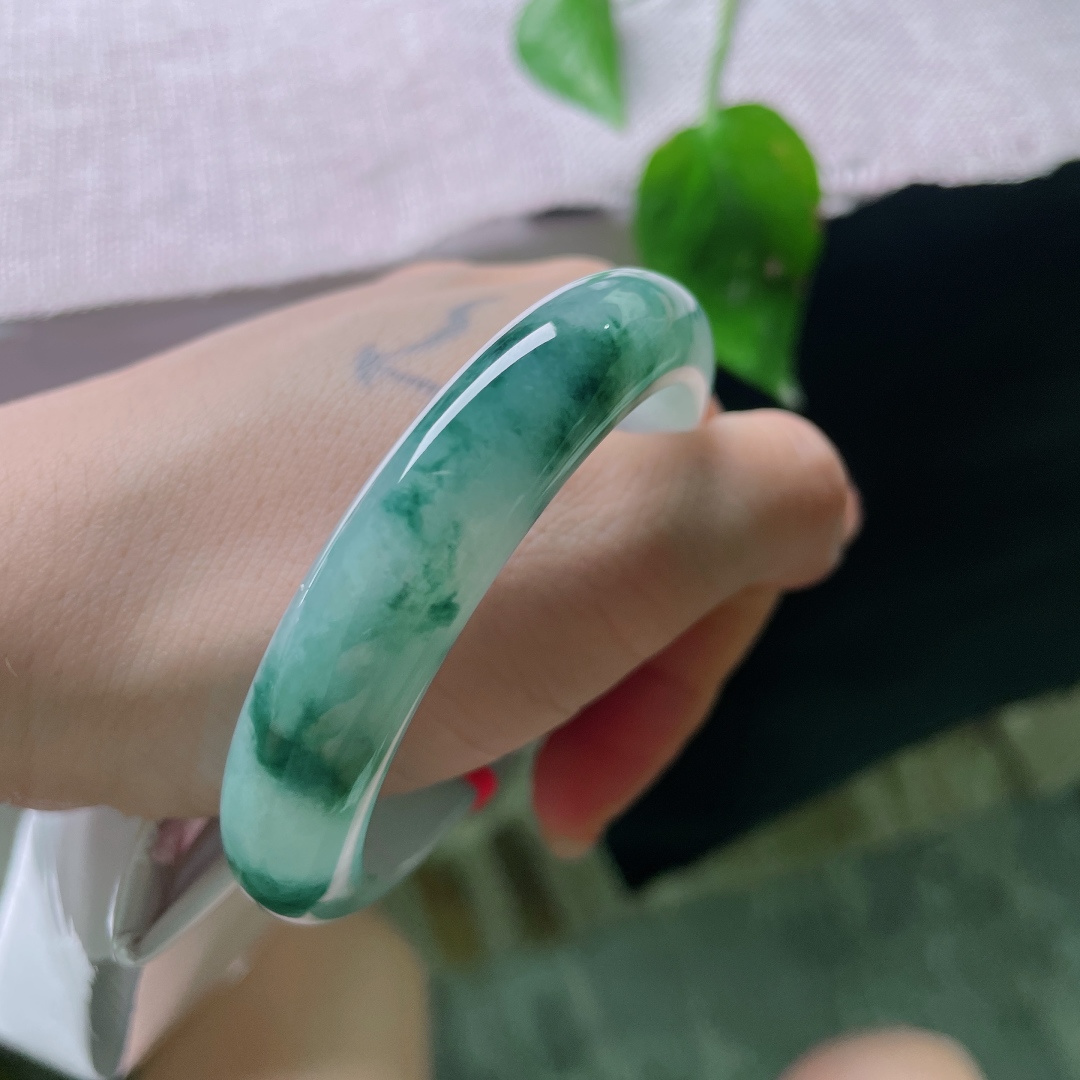 54.3/12/8.6，飘花正圈，冰透玉底晕开丝丝飘花，像薄雾山间散落的草木，上手清雅耐看，自带独一份的东方含蓄美。无裂，ss56017a